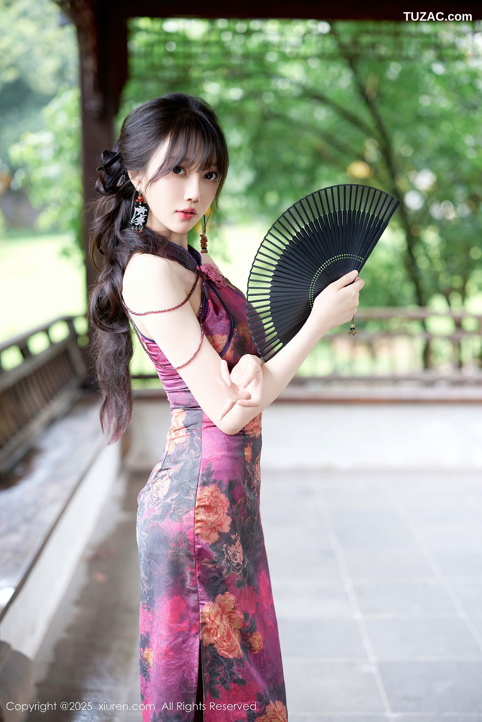 XiuRen秀人网-10593-玥儿玥er-紫色旗袍街拍黑丝高跟-2025.07.28