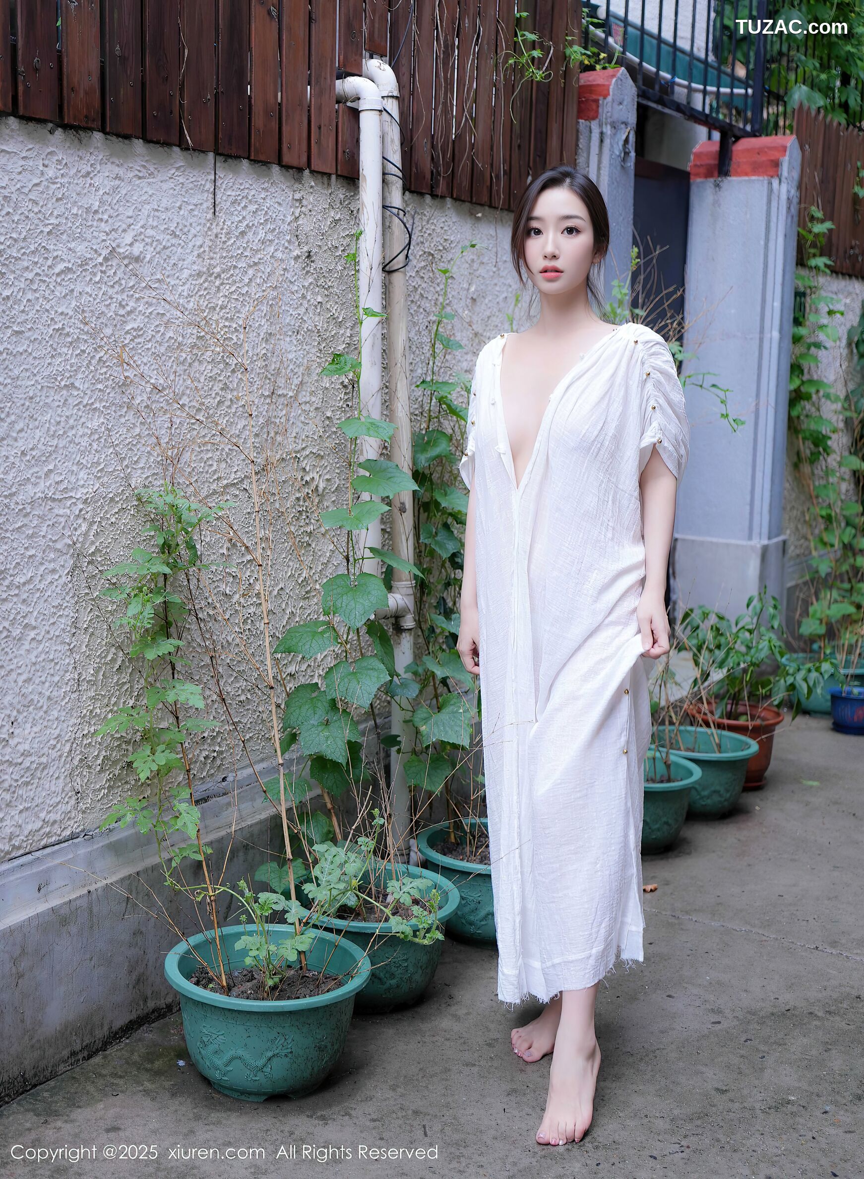 XiuRen秀人网-10603-楠芝-街拍白色长裙女画家爆乳-2025.07.31