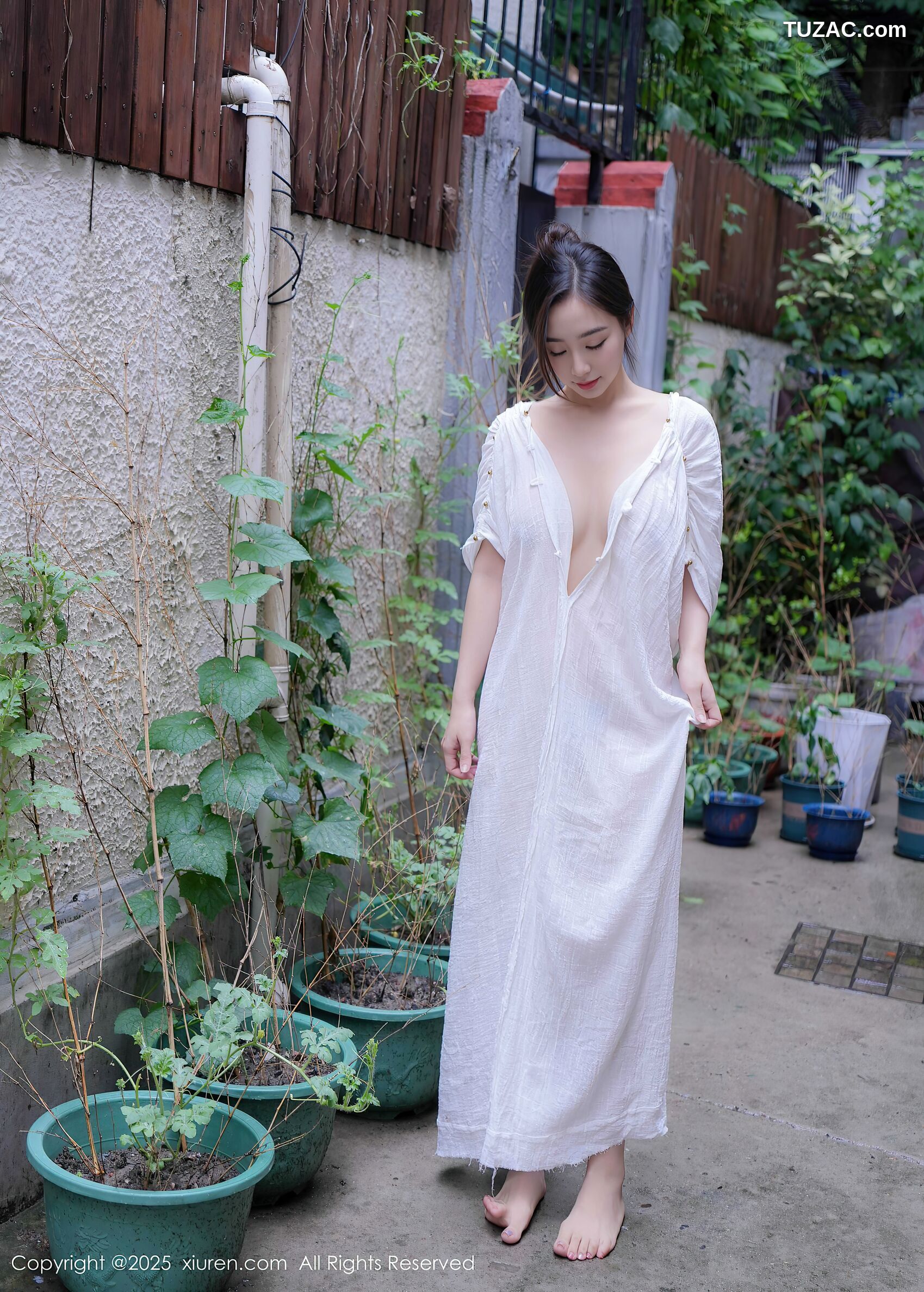 XiuRen秀人网-10603-楠芝-街拍白色长裙女画家爆乳-2025.07.31