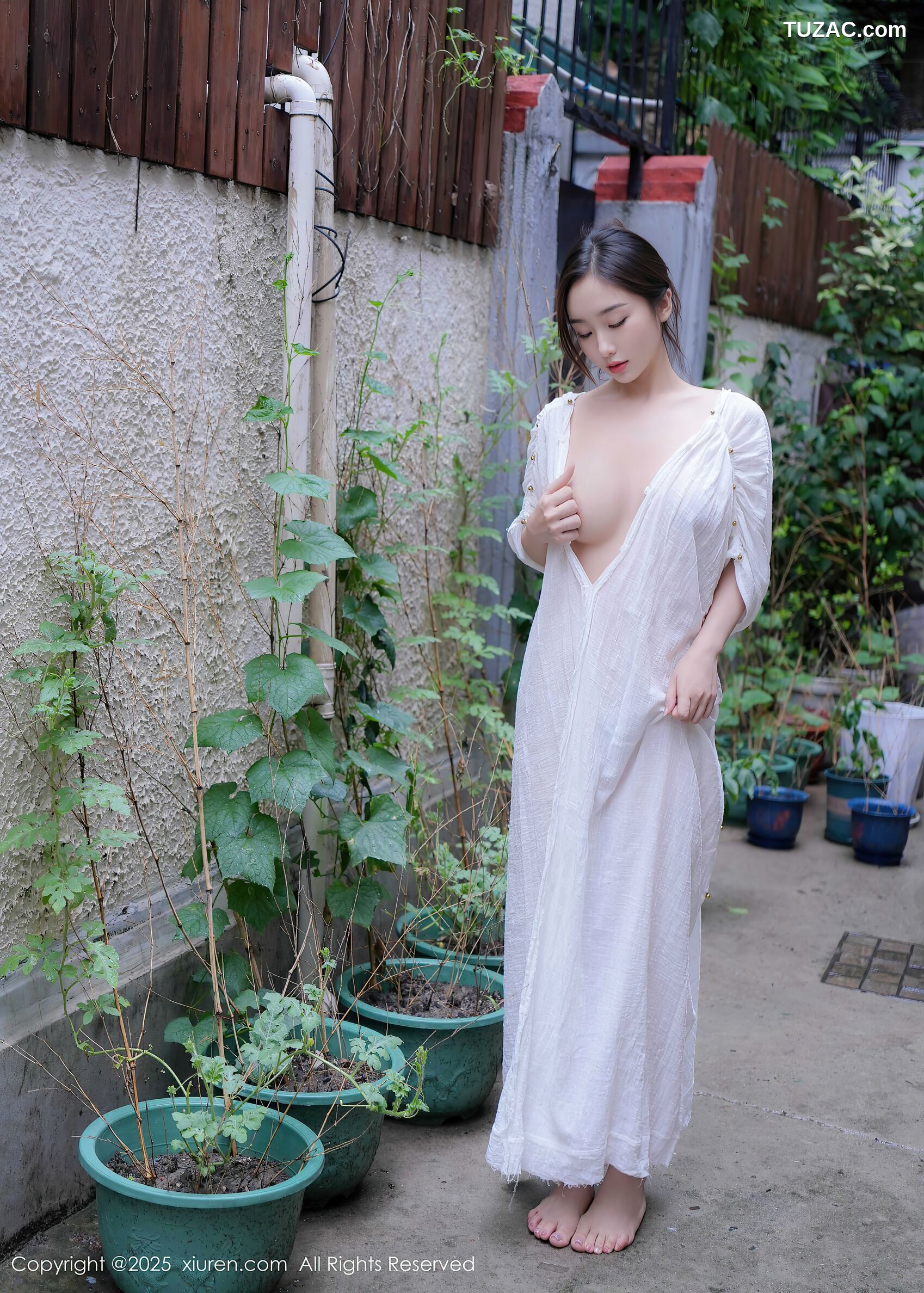 XiuRen秀人网-10603-楠芝-街拍白色长裙女画家爆乳-2025.07.31