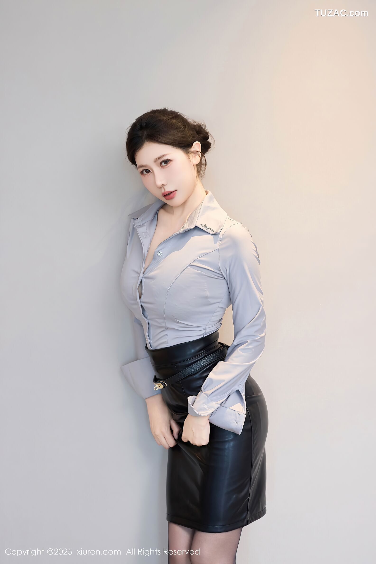 XiuRen秀人网-10604-尹甜甜-灰衬衫黑色皮裙魅惑黑丝-2025.07.31