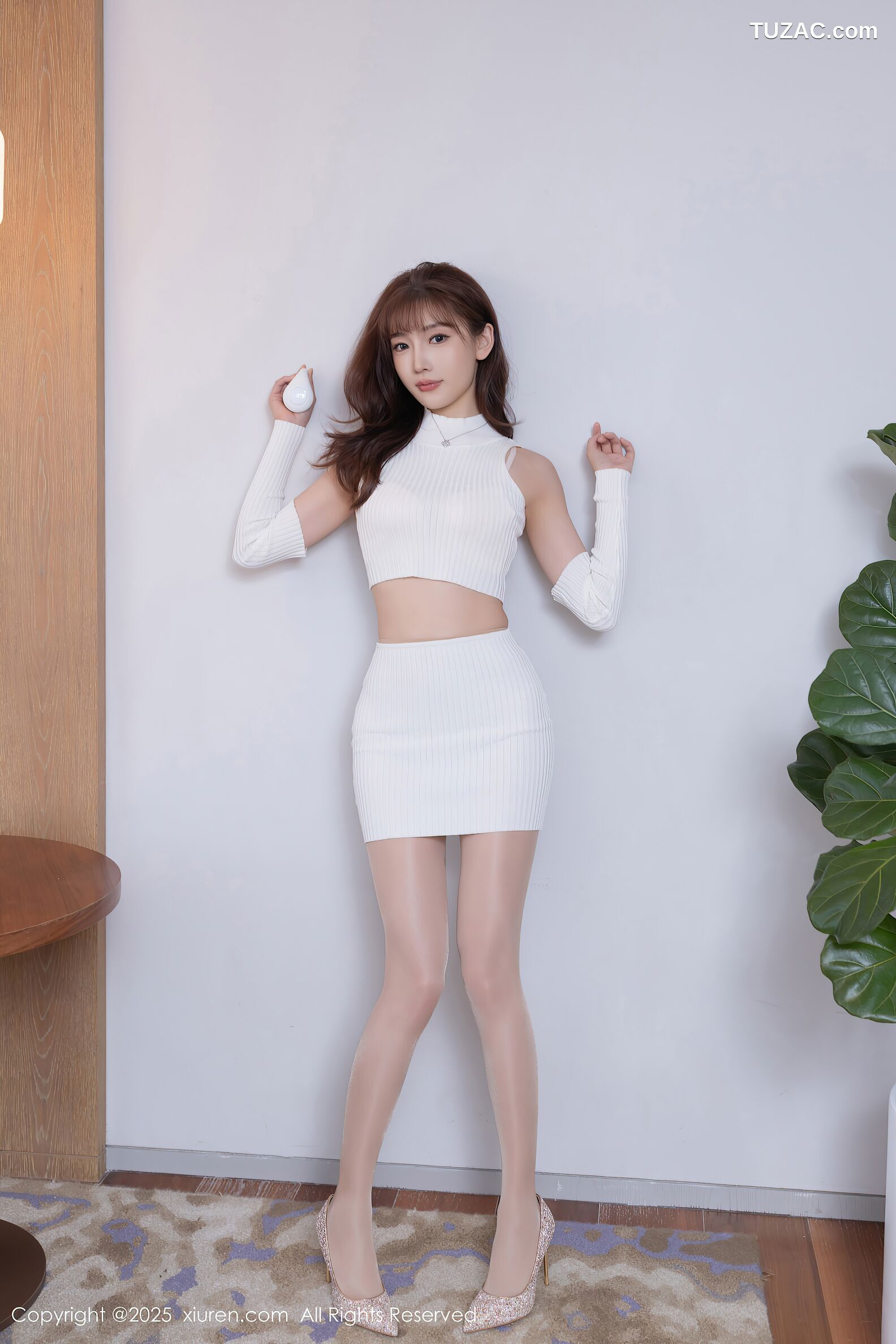 XiuRen秀人网-10608-陆萱萱-白色短裙诱人肉色丝袜-2025.07.31