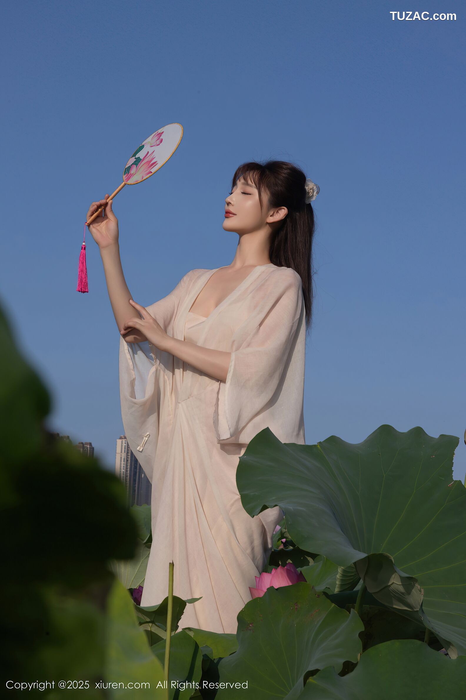 XiuRen秀人网-10630-陆萱萱-荷塘古风浅色薄纱肉色丝袜-2025.08.07
