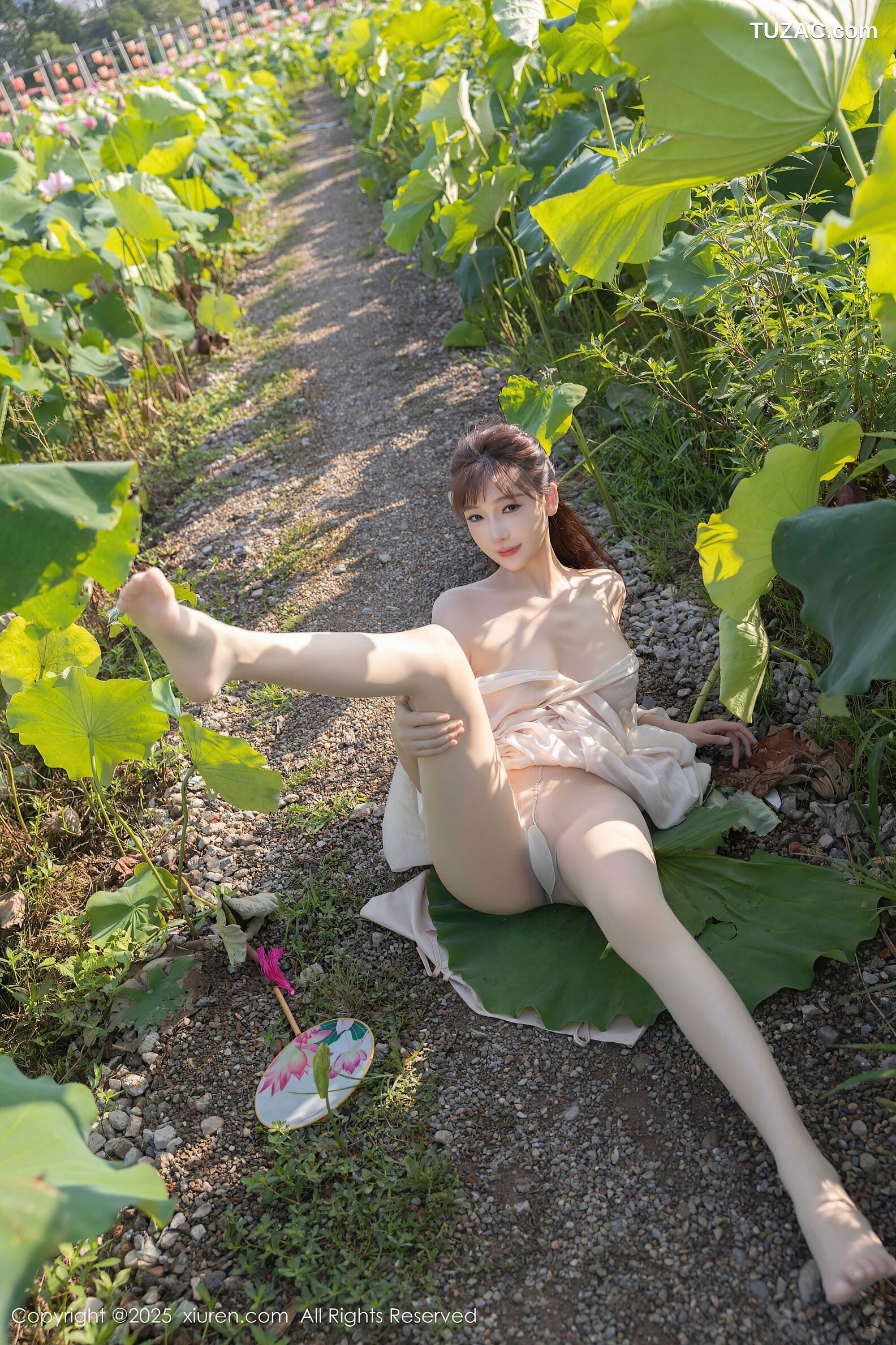 XiuRen秀人网-10630-陆萱萱-荷塘古风浅色薄纱肉色丝袜-2025.08.07
