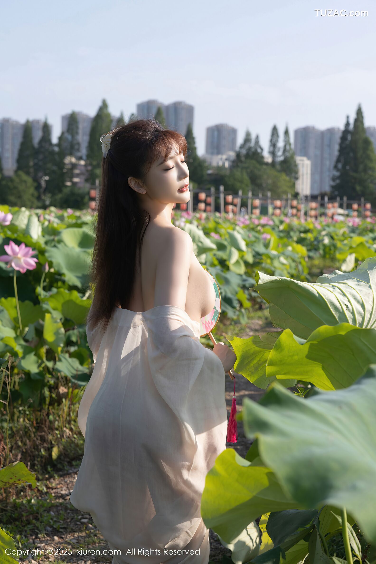 XiuRen秀人网-10630-陆萱萱-荷塘古风浅色薄纱肉色丝袜-2025.08.07