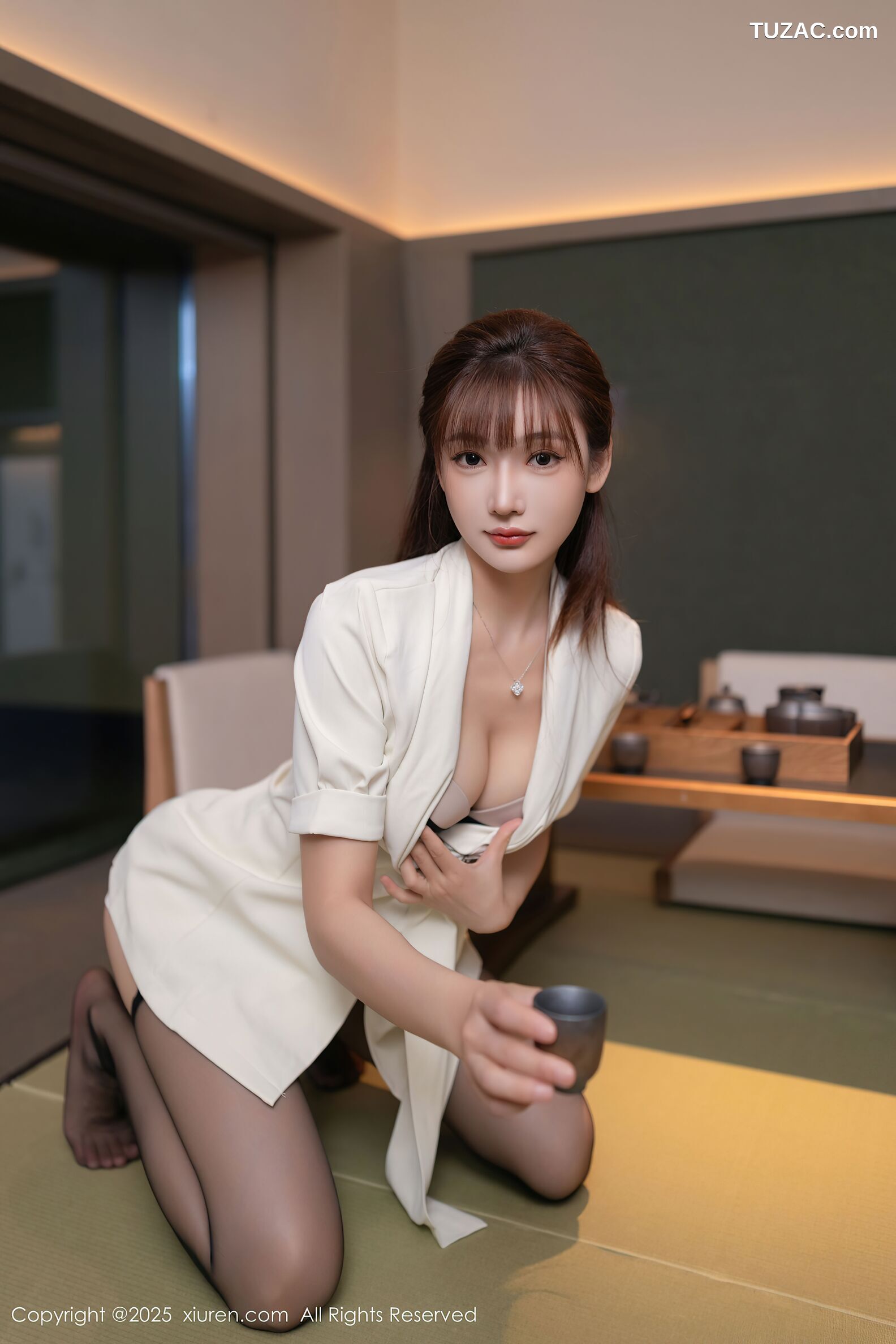 XiuRen秀人网-10650-陆萱萱-白色外套白短裤黑丝珍珠内裤-2025.08.14