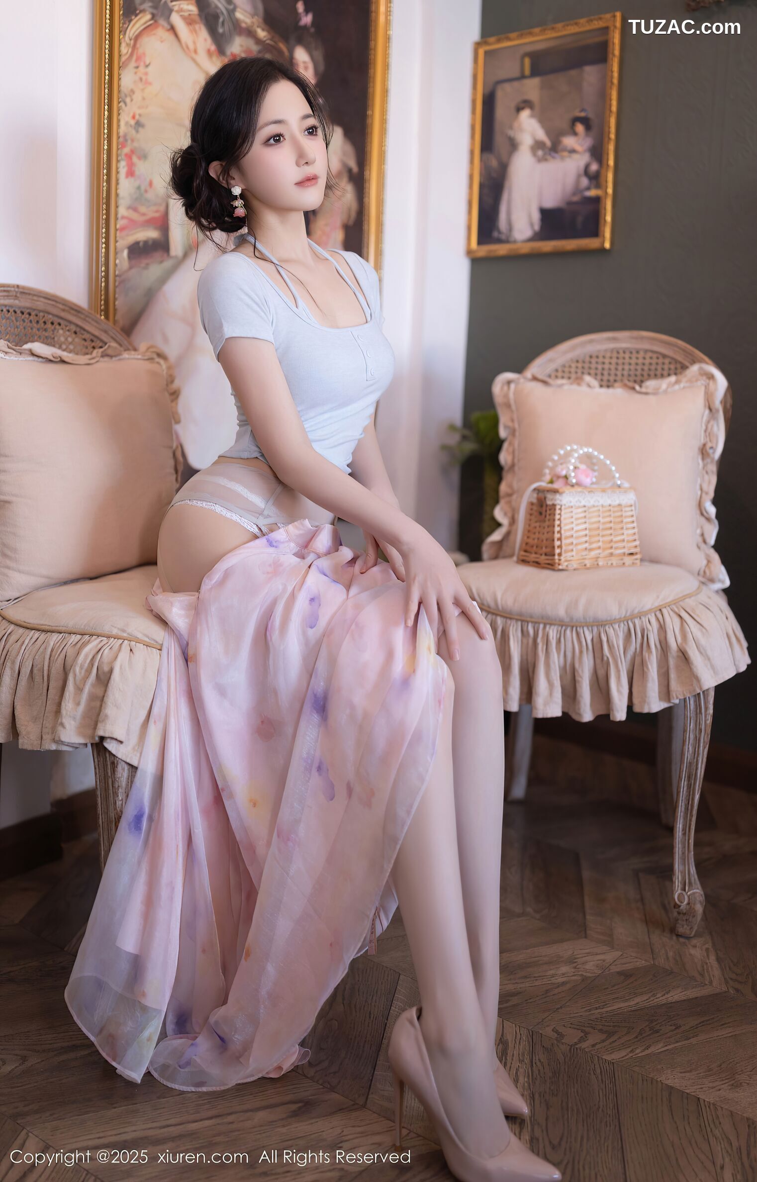 XiuRen秀人网-10656-鱼子酱Fish-浅灰T淡粉纱裙诱人肉色丝袜-2025.08.15