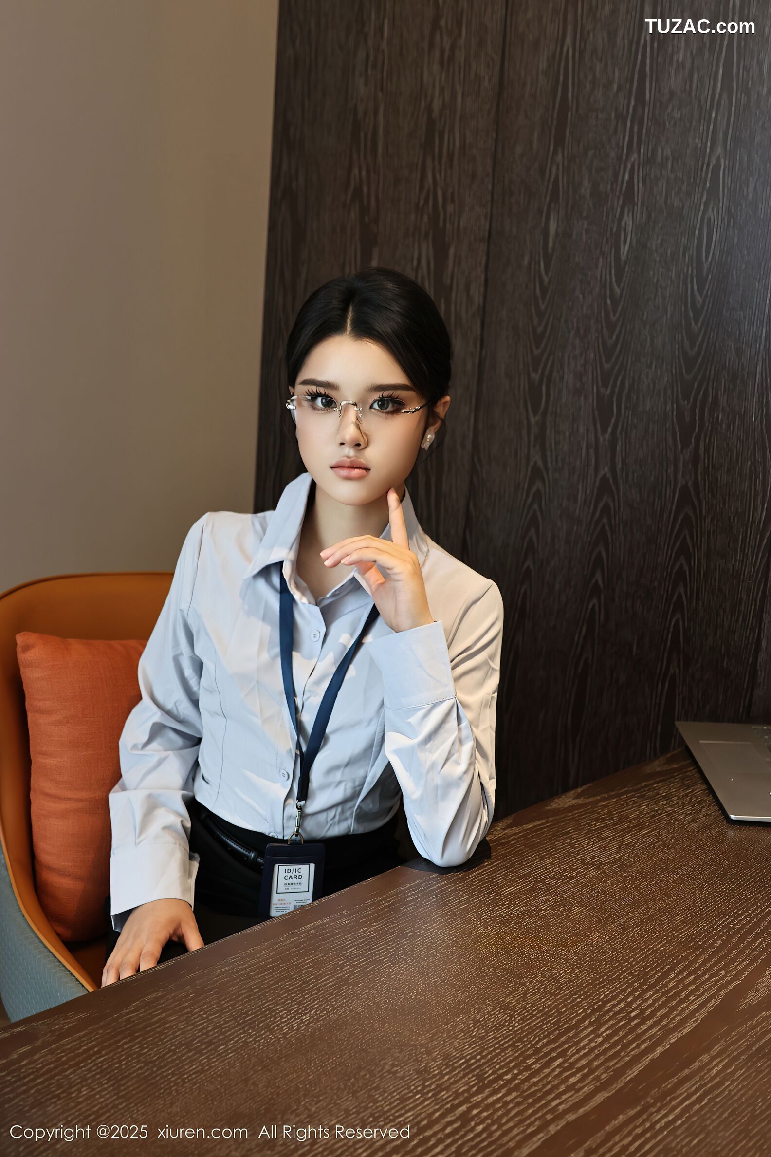 XiuRen秀人网-10674-糯梨子-OL白衬衫黑短裙肉丝-2025.08.21