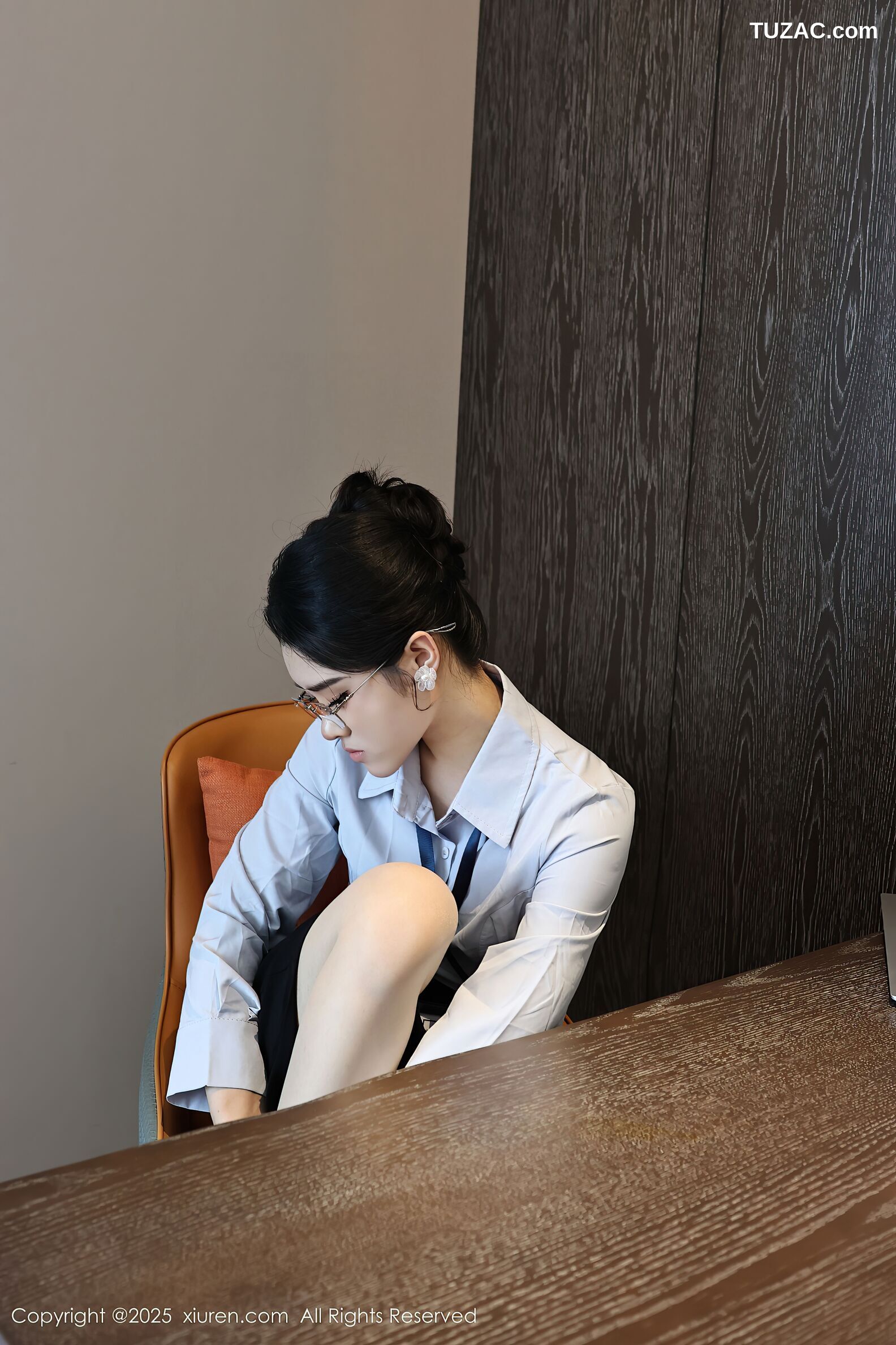 XiuRen秀人网-10674-糯梨子-OL白衬衫黑短裙肉丝-2025.08.21