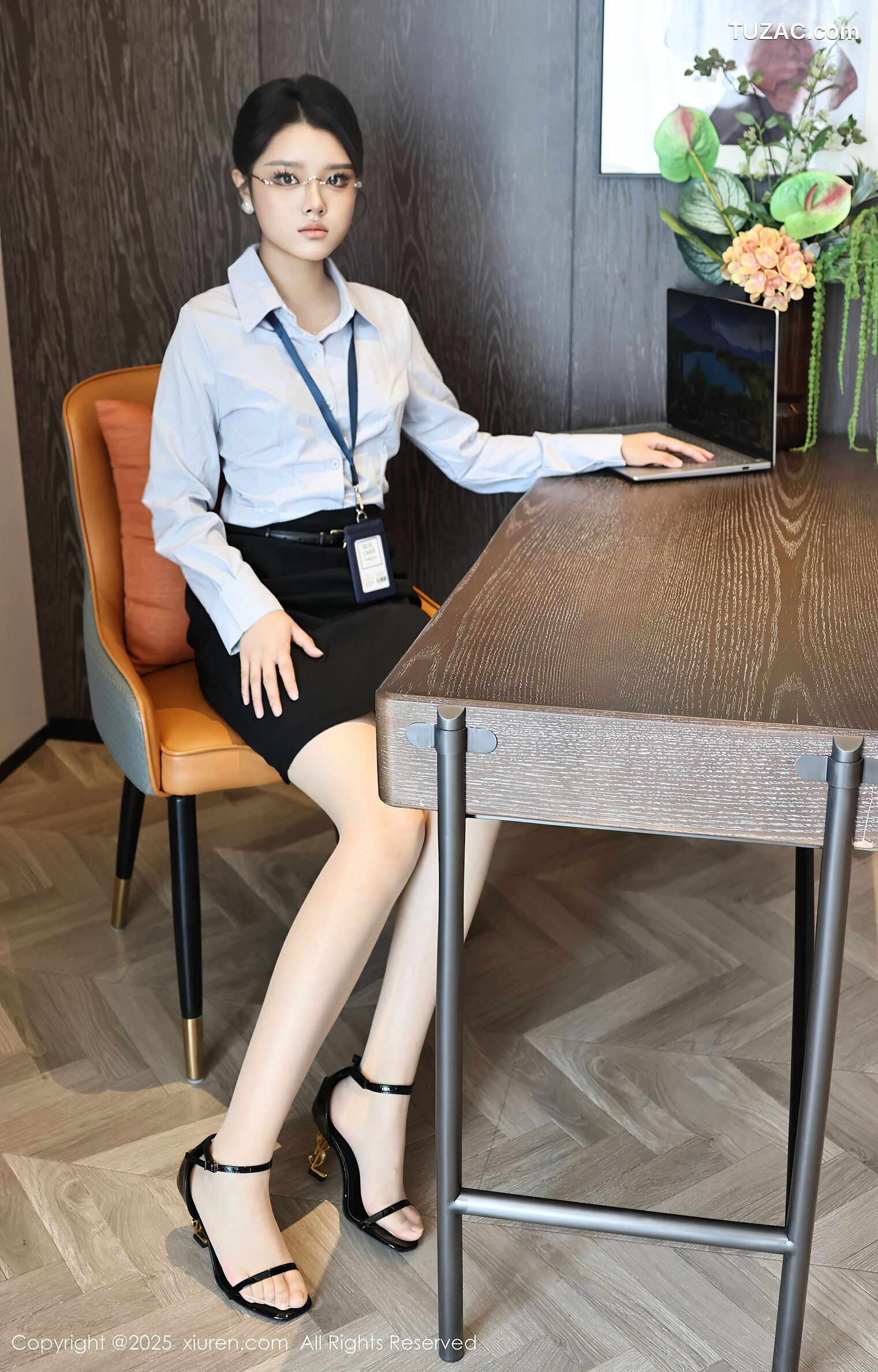 XiuRen秀人网-10674-糯梨子-OL白衬衫黑短裙肉丝-2025.08.21