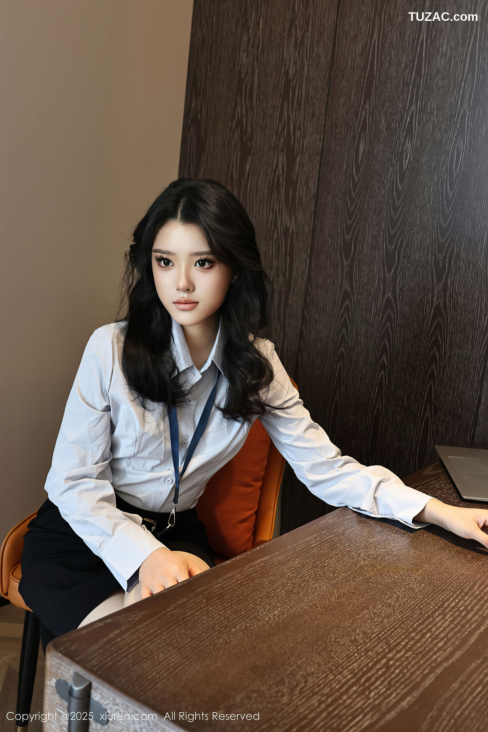 XiuRen秀人网-10674-糯梨子-OL白衬衫黑短裙肉丝-2025.08.21
