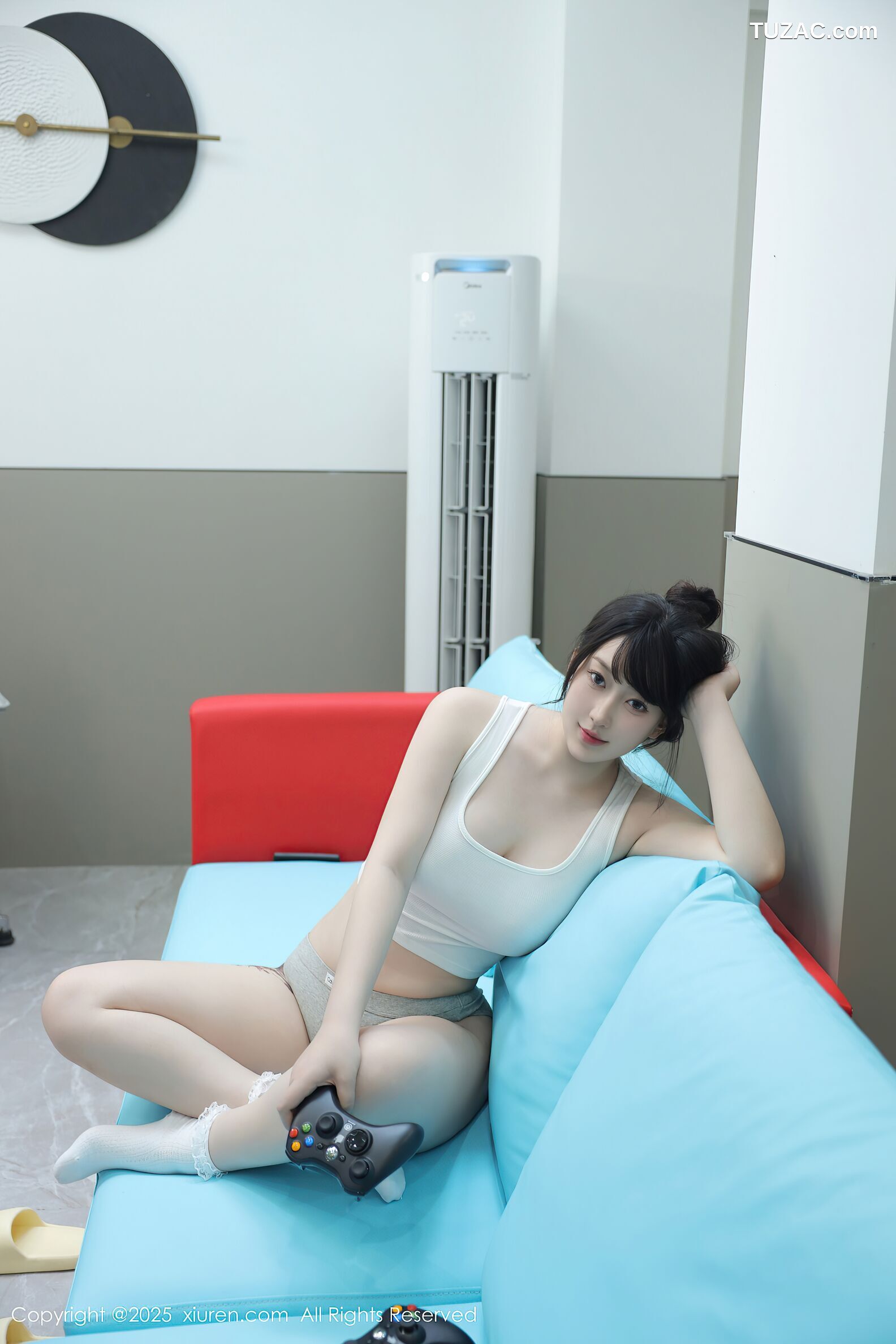 XiuRen秀人网-10676-李沁恩lrene-白背心灰短裤居家PS游戏美女-2025.08.21