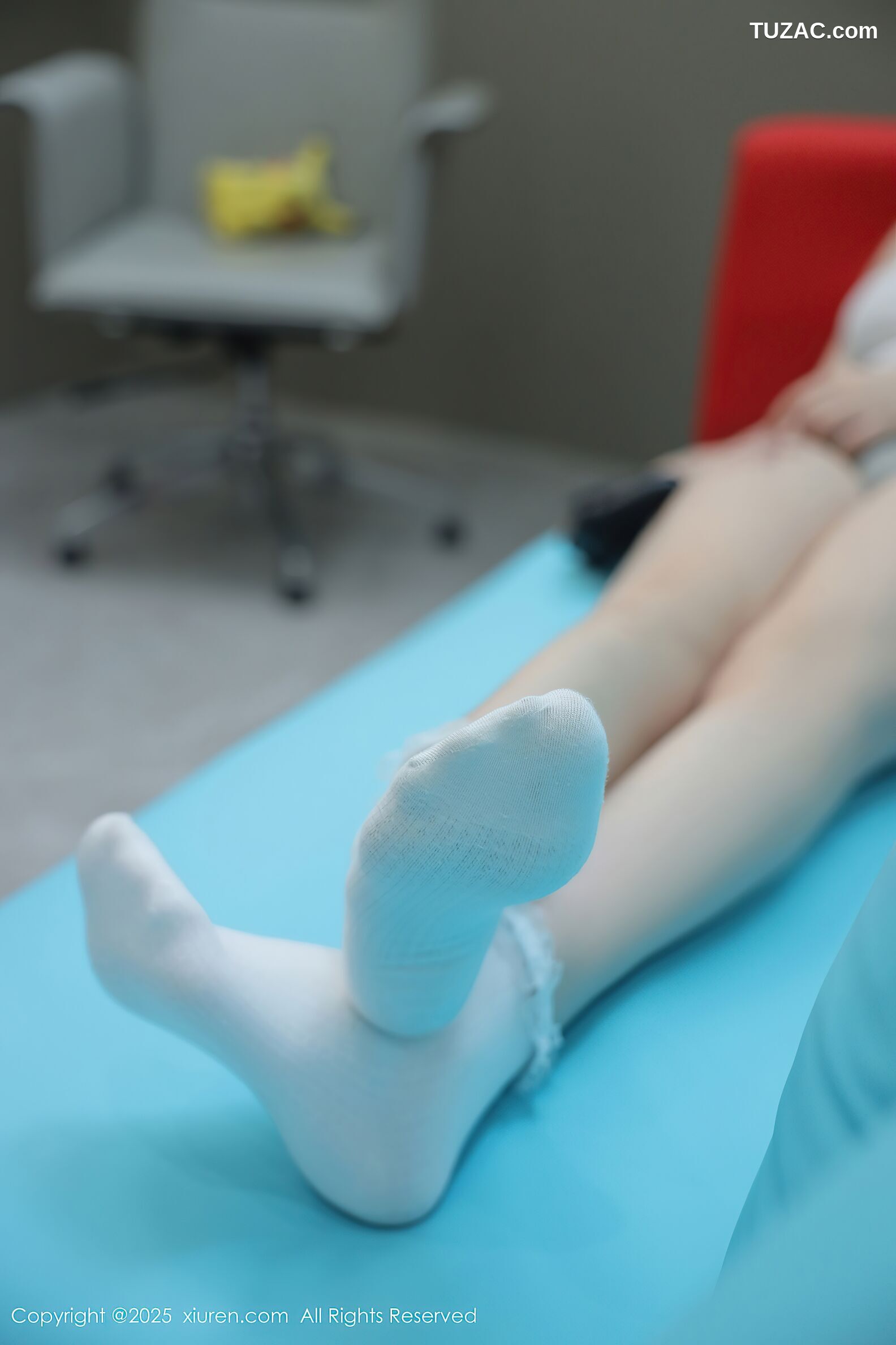 XiuRen秀人网-10676-李沁恩lrene-白背心灰短裤居家PS游戏美女-2025.08.21