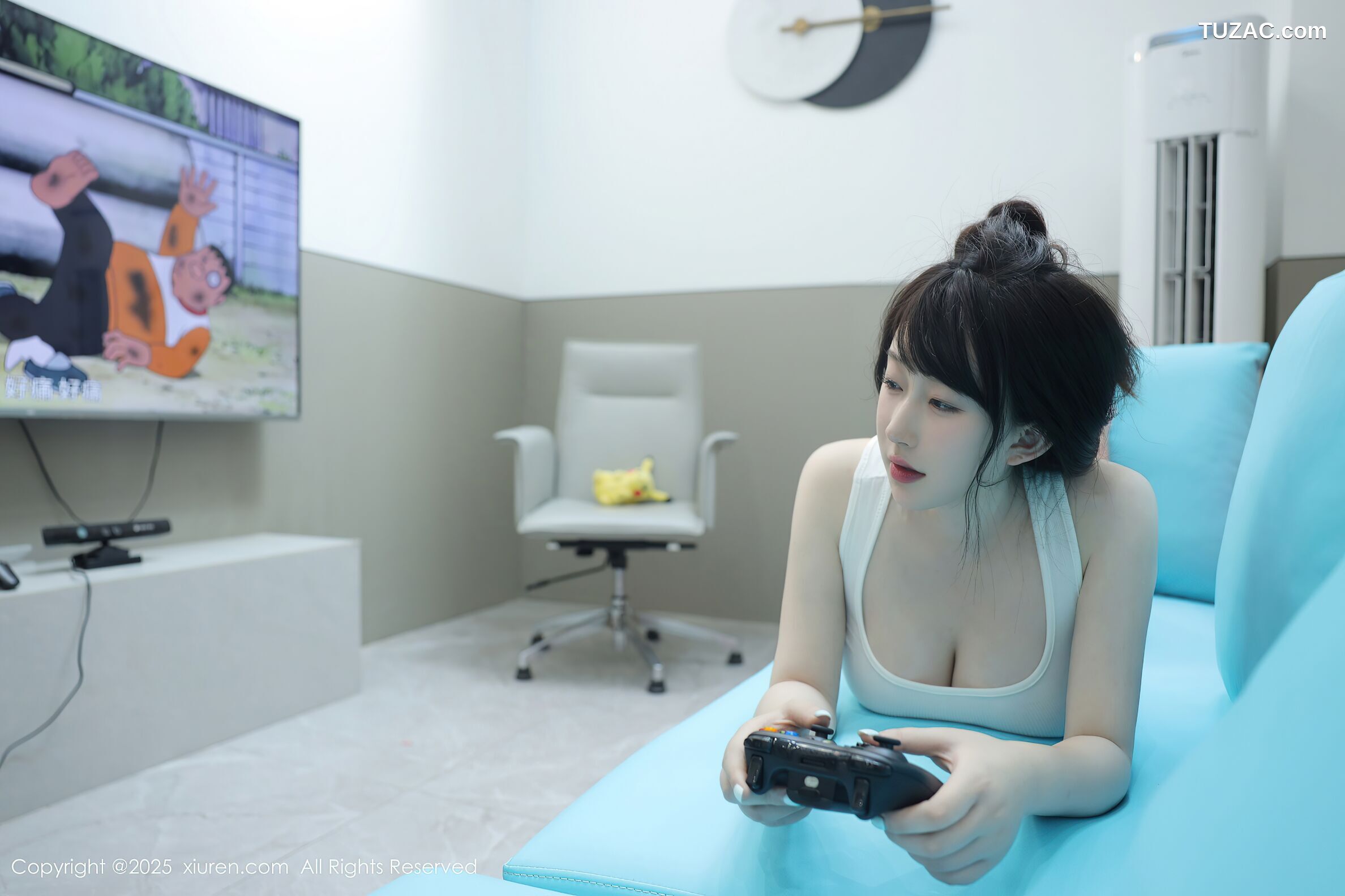 XiuRen秀人网-10676-李沁恩lrene-白背心灰短裤居家PS游戏美女-2025.08.21