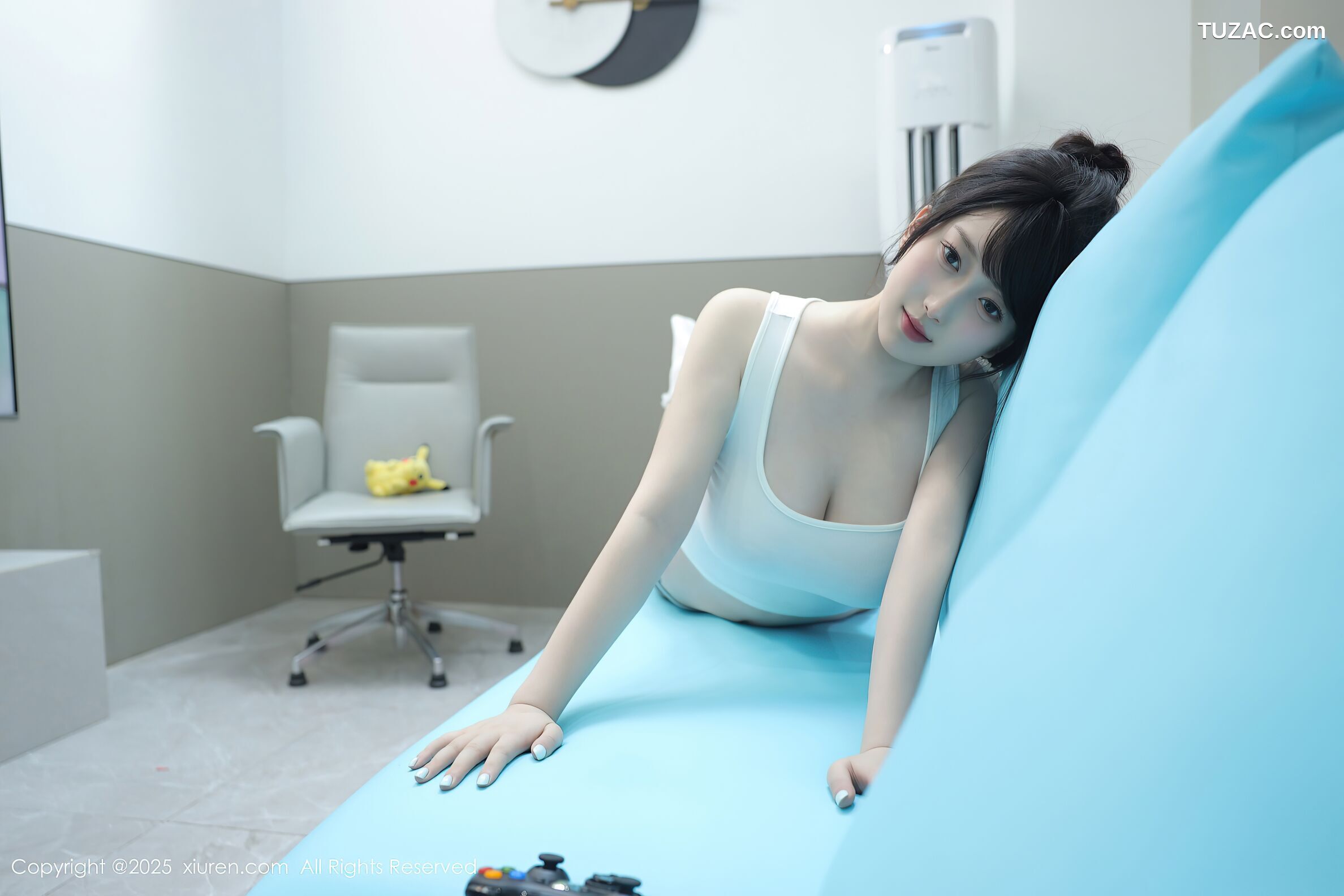 XiuRen秀人网-10676-李沁恩lrene-白背心灰短裤居家PS游戏美女-2025.08.21