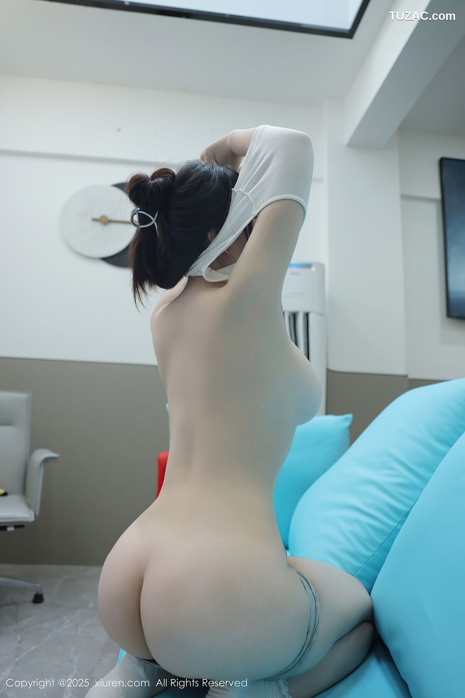 XiuRen秀人网-10676-李沁恩lrene-白背心灰短裤居家PS游戏美女-2025.08.21