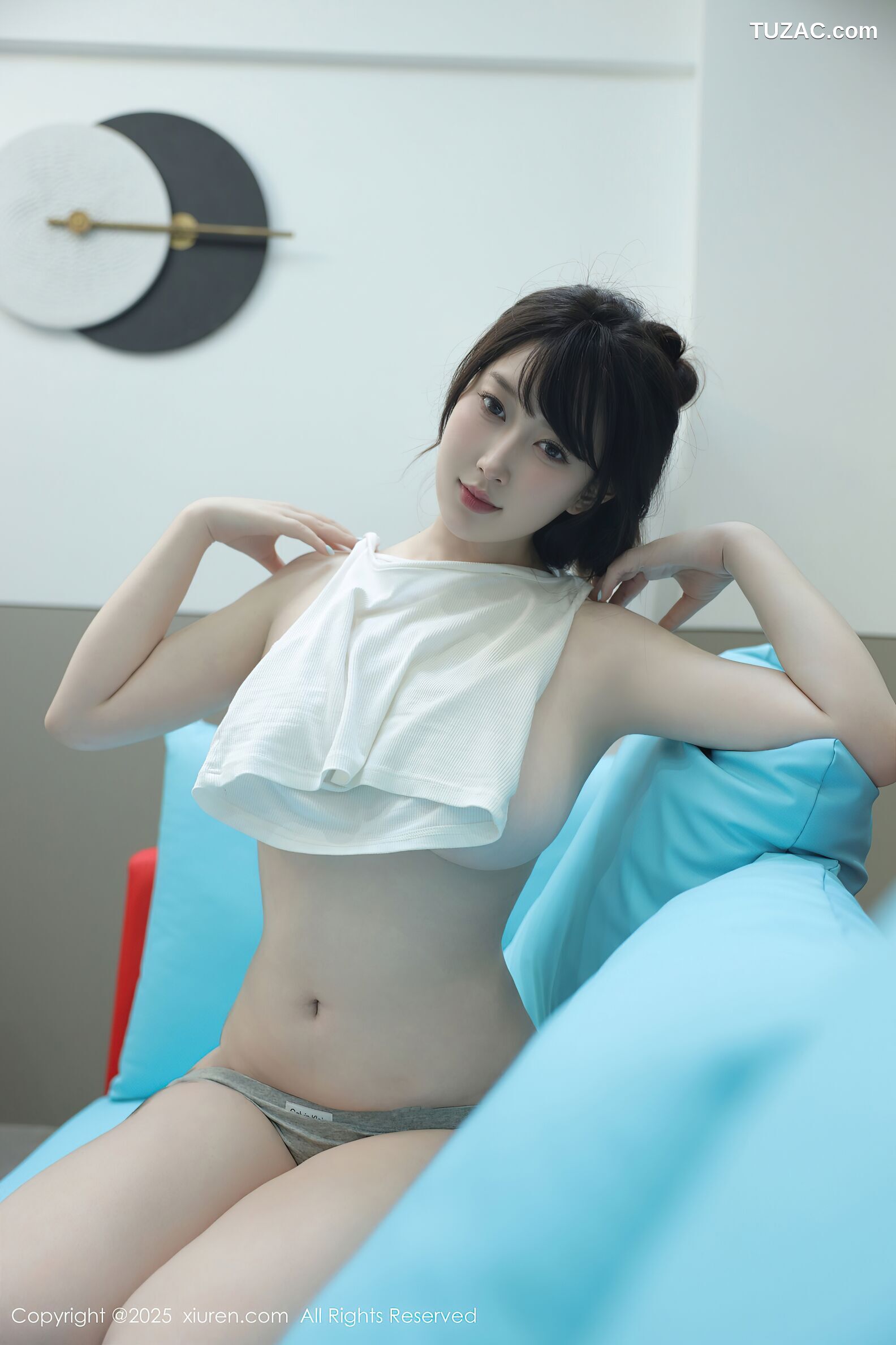 XiuRen秀人网-10676-李沁恩lrene-白背心灰短裤居家PS游戏美女-2025.08.21