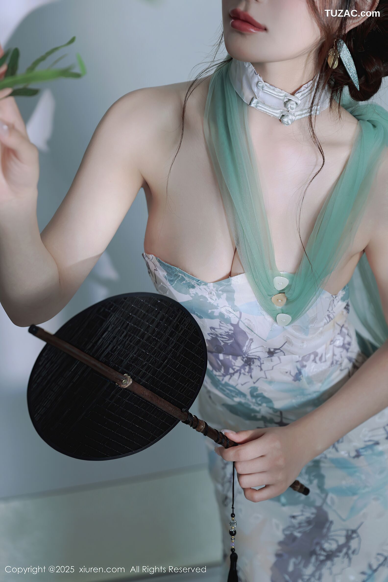 XiuRen秀人网-10694-阿依莎-浅色古风裙白蕾丝内衣-2025.08.27