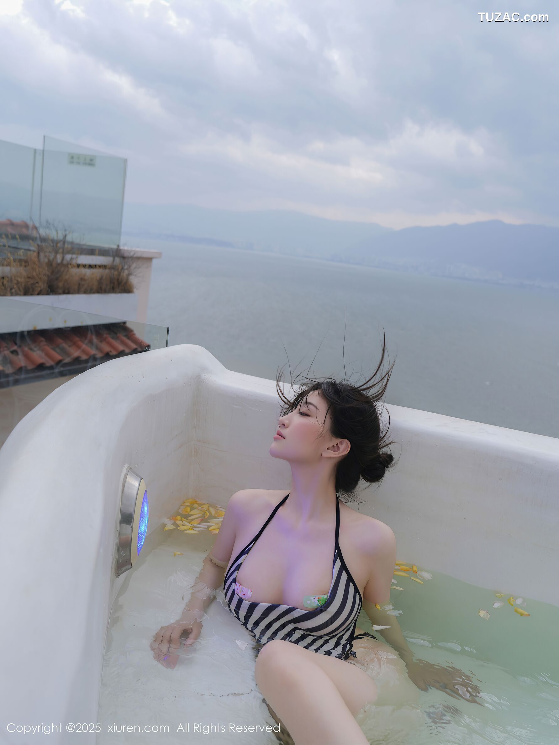 XiuRen秀人网-10698-白露lulu-碎花裙条纹泳装-2025.08.27