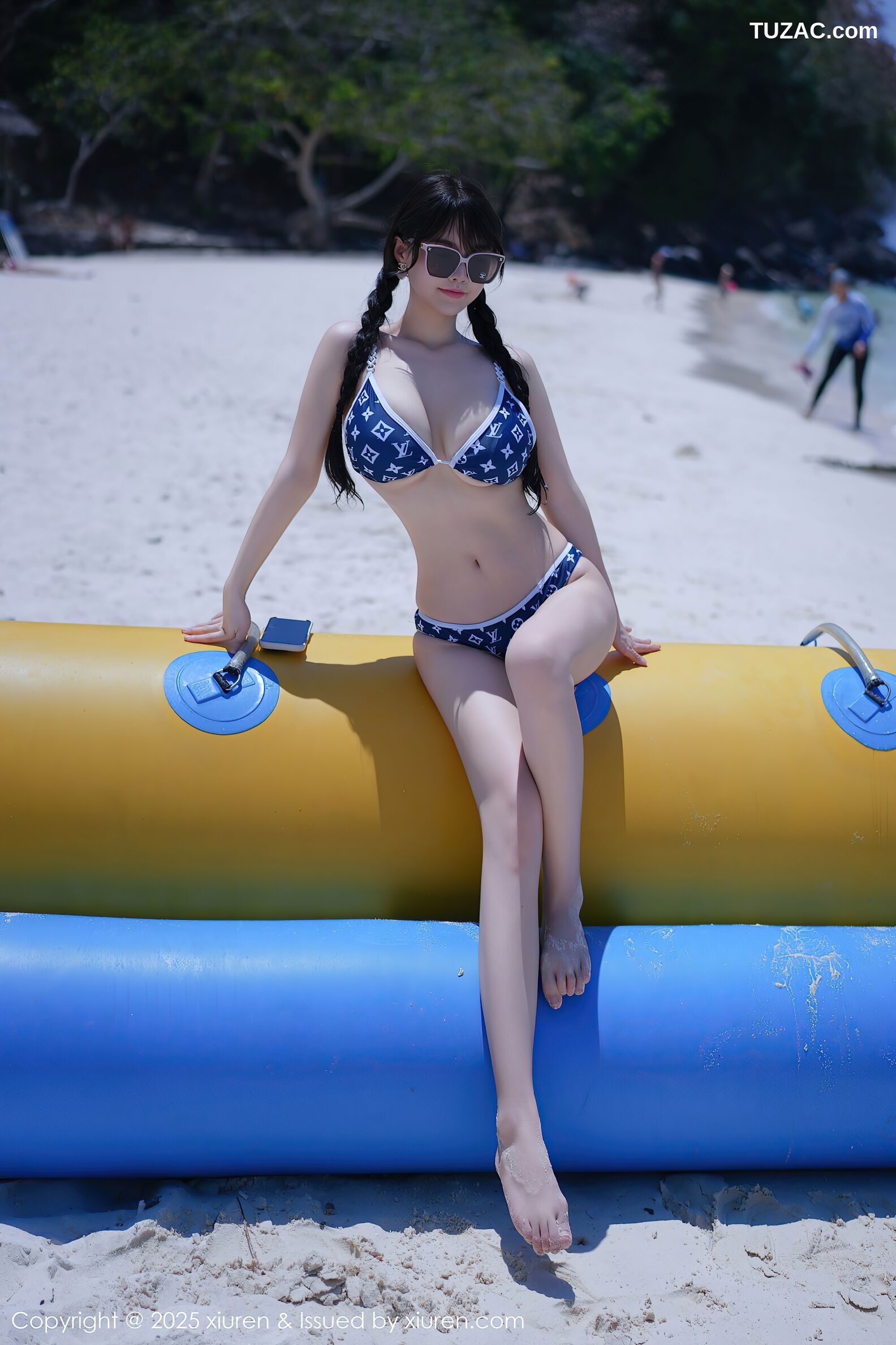 XiuRen秀人网-10699-心上可Flora-海滩深蓝比基尼-轻透黑纱黑丝-2025.08.28
