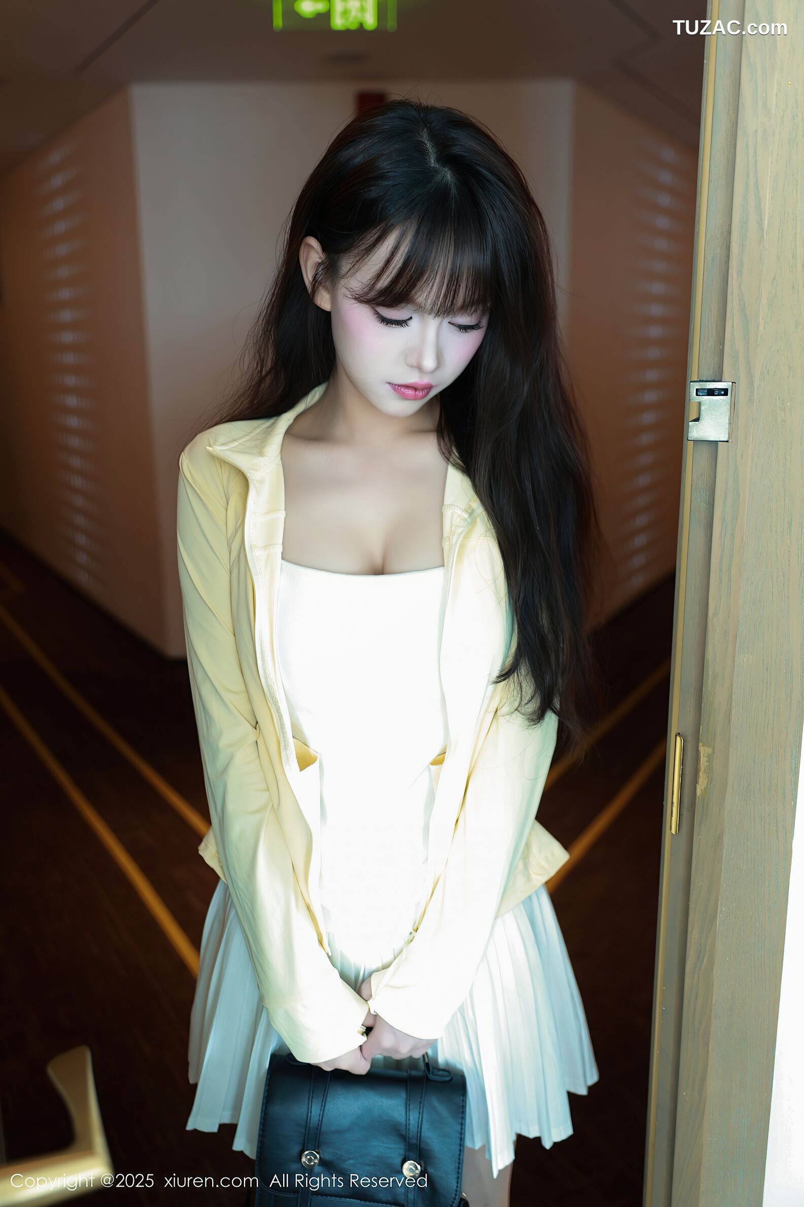 XiuRen秀人网-10702-糯咪-白色短裙白色丝袜-2025.08.28