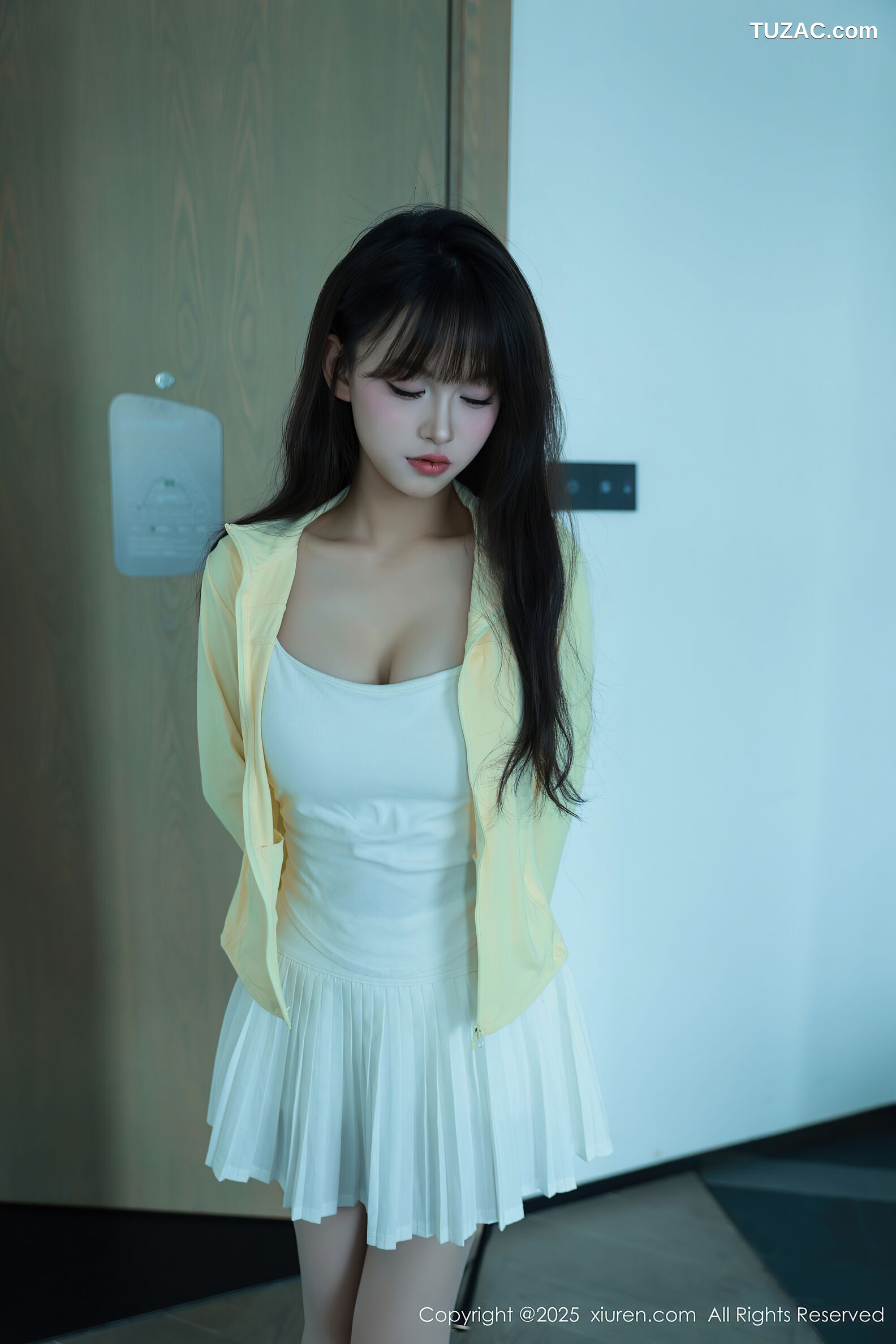 XiuRen秀人网-10702-糯咪-白色短裙白色丝袜-2025.08.28