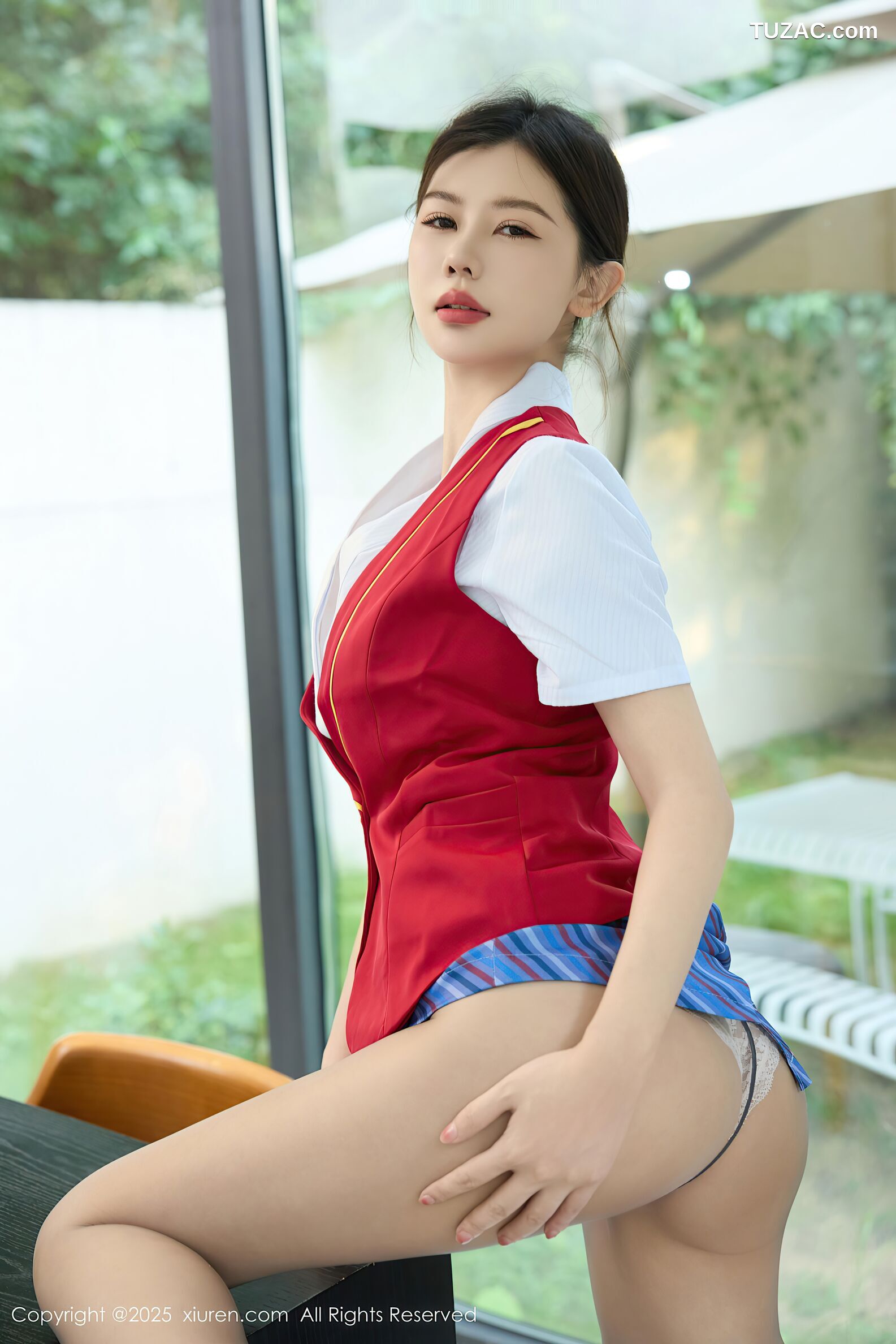 XiuRen秀人网-10703-尹甜甜-红色制服背心白衬衫蓝短裙肉色内衣-2025.08.28
