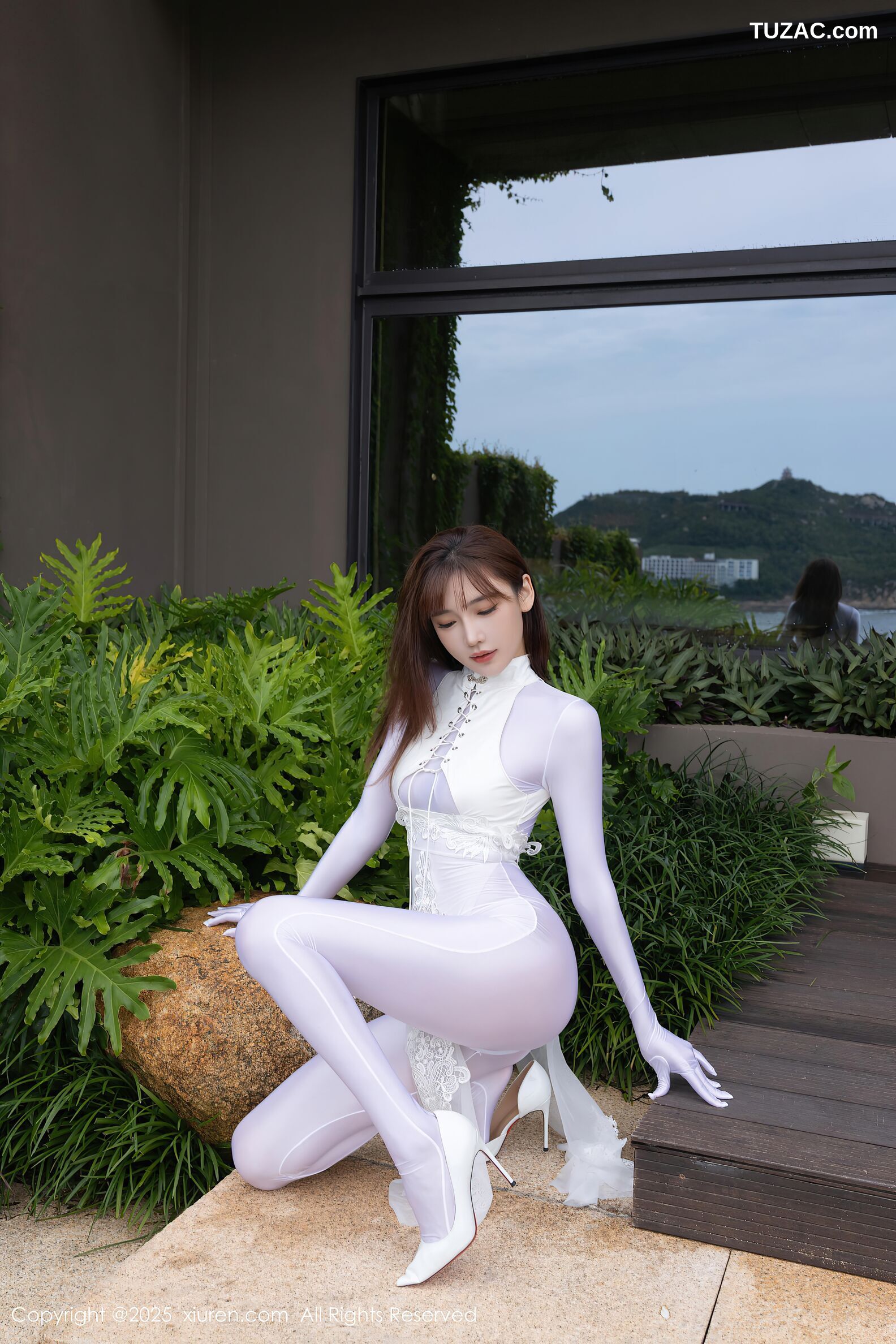XiuRen秀人网-10704-陆萱萱-情趣白旗袍连体白丝-2025.08.28