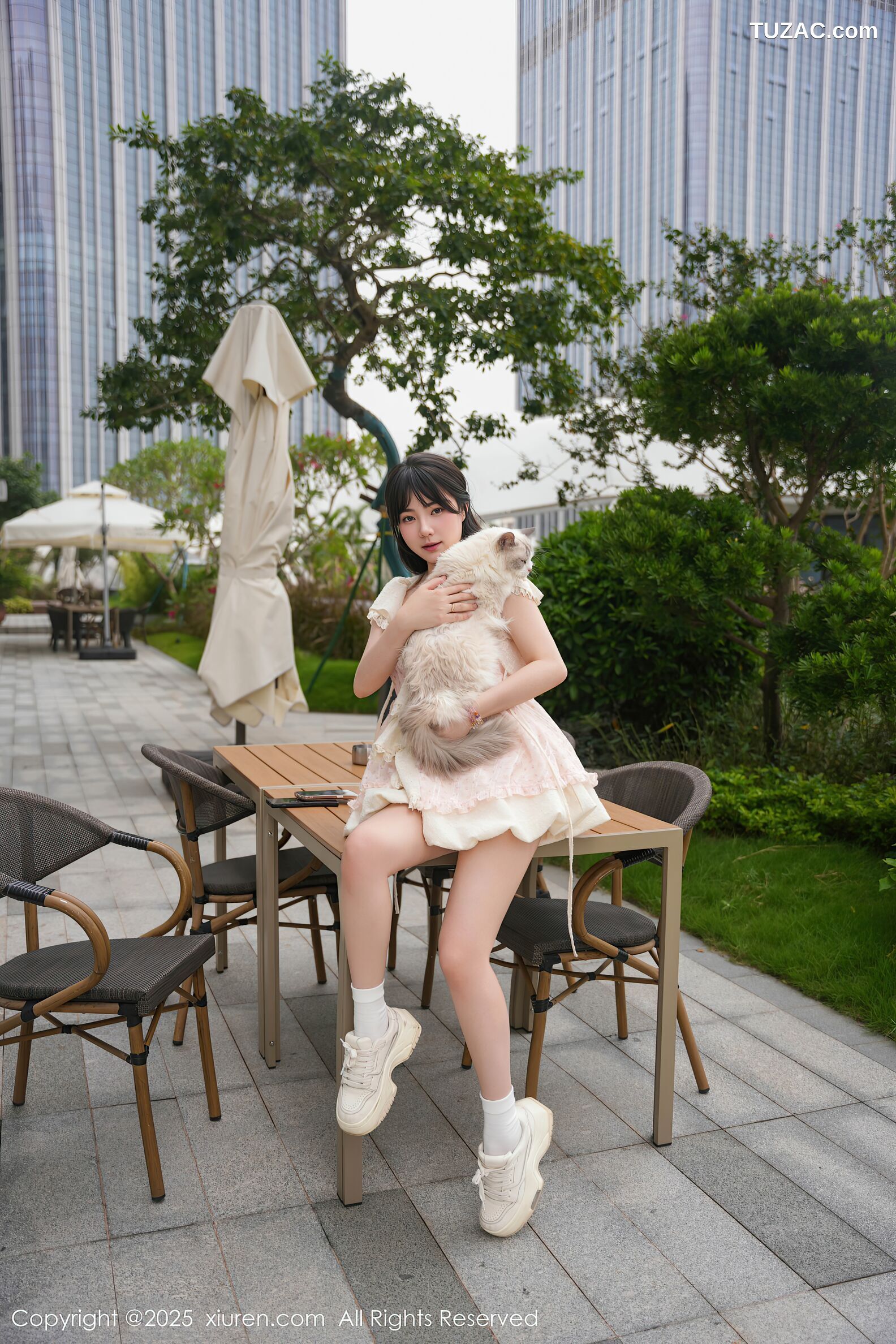 XiuRen秀人网-10734-软情-白色连衣短裙女孩与猫咪-2025.09.05
