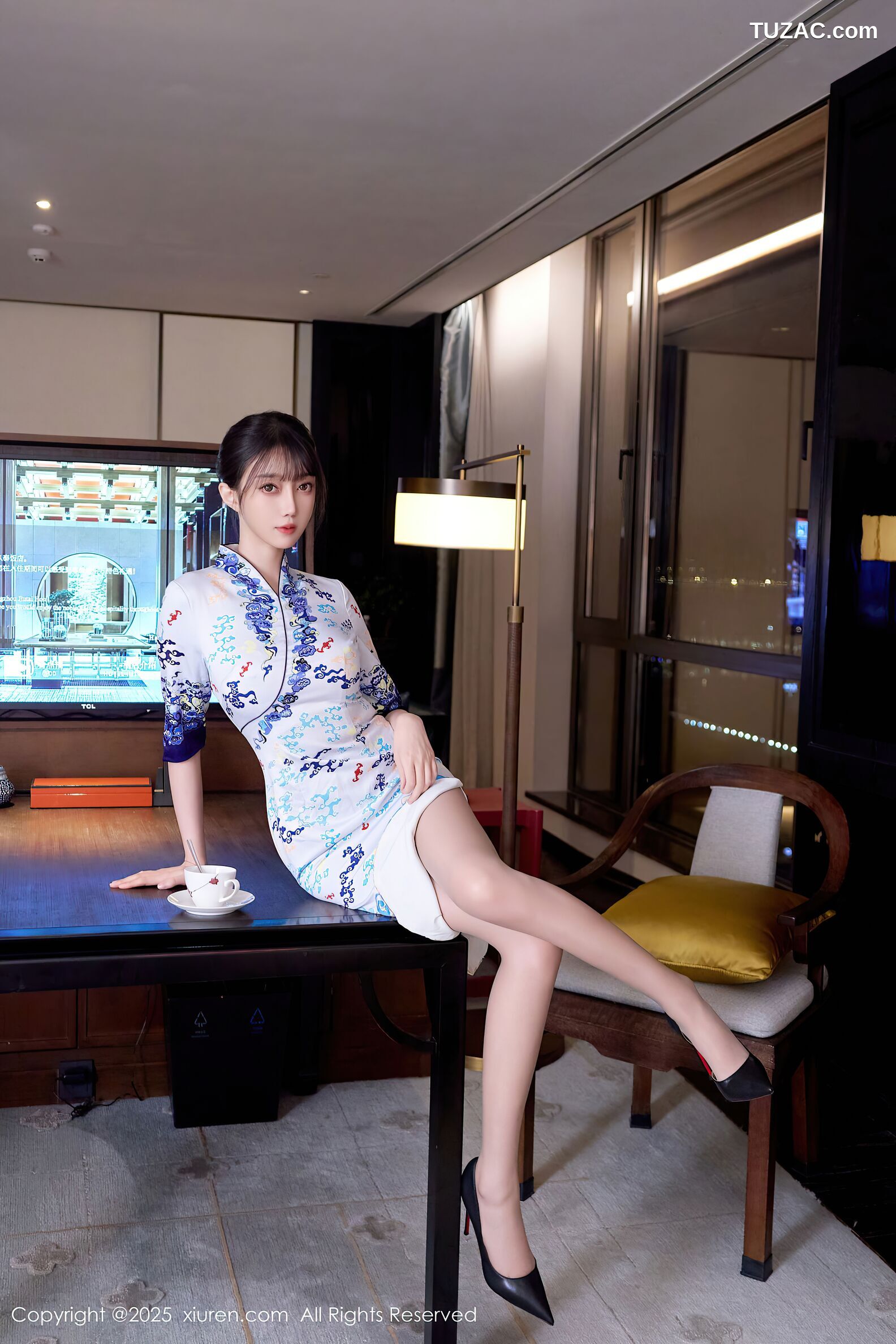 XiuRen秀人网-10741-玥儿玥er-白色蓝印花短旗袍肉丝诱惑-2025.09.08