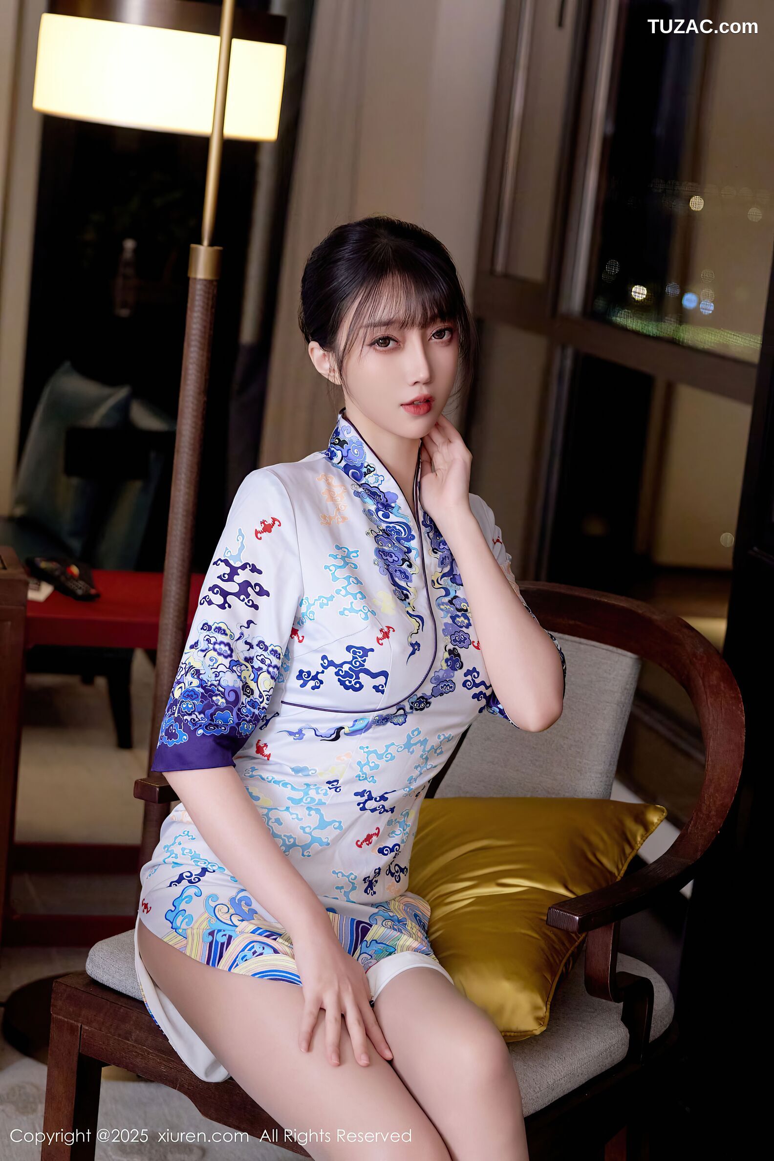 XiuRen秀人网-10741-玥儿玥er-白色蓝印花短旗袍肉丝诱惑-2025.09.08