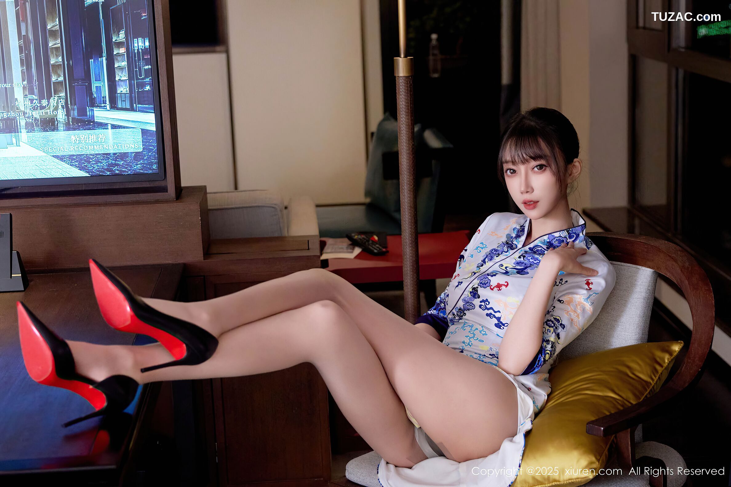 XiuRen秀人网-10741-玥儿玥er-白色蓝印花短旗袍肉丝诱惑-2025.09.08