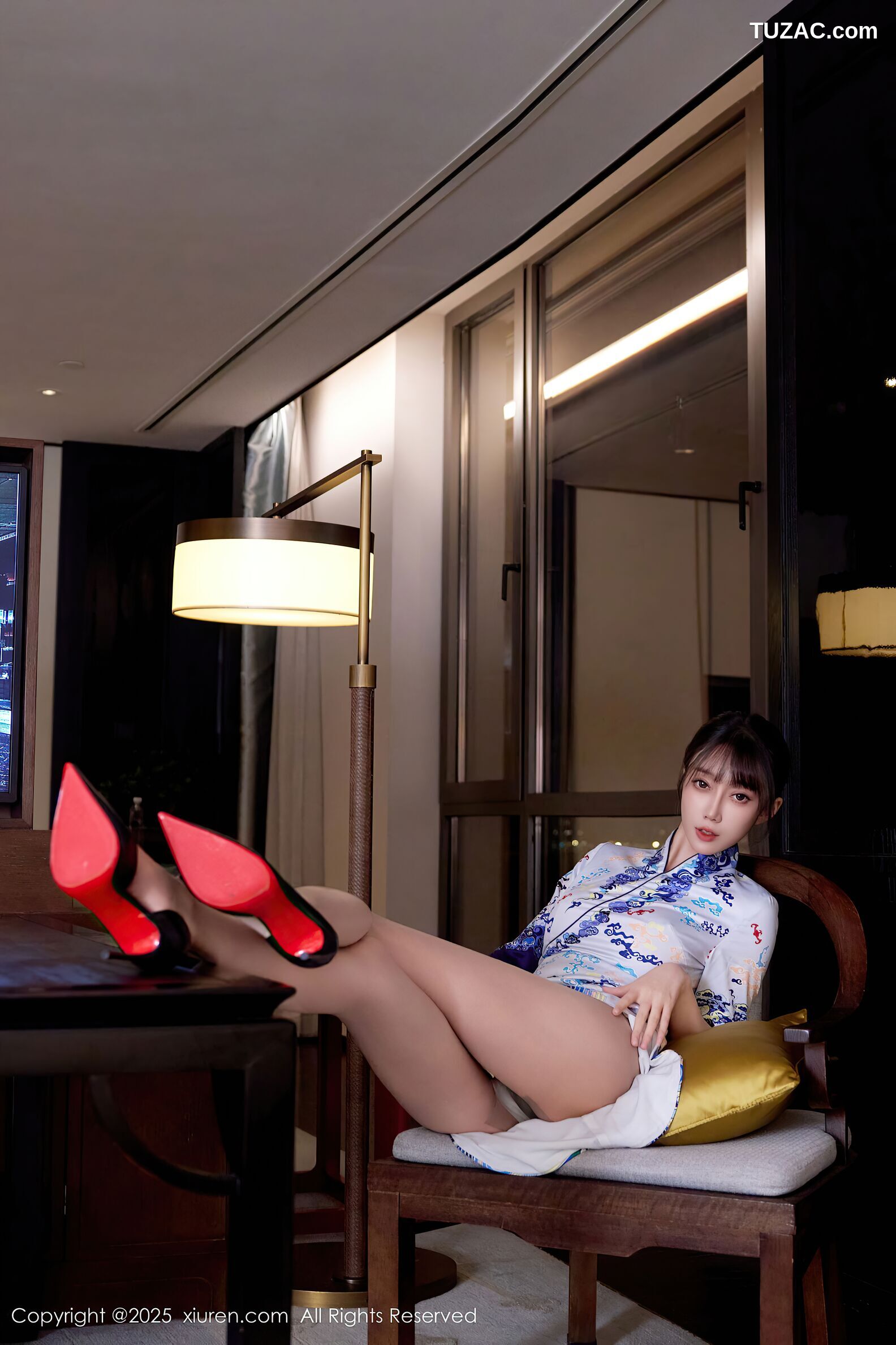 XiuRen秀人网-10741-玥儿玥er-白色蓝印花短旗袍肉丝诱惑-2025.09.08
