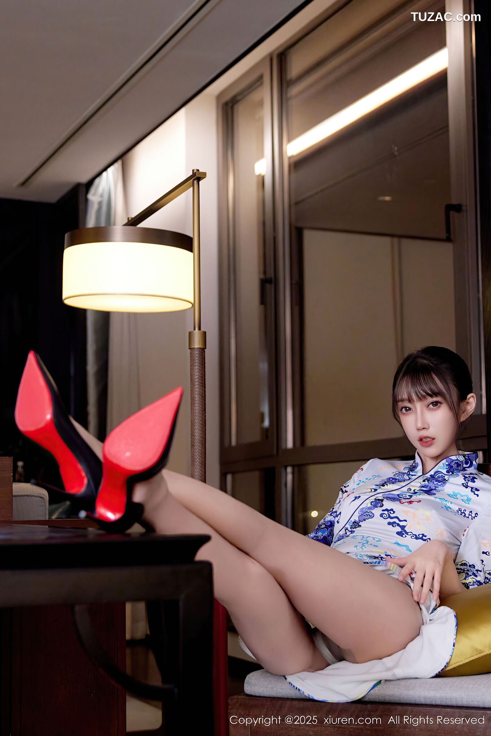 XiuRen秀人网-10741-玥儿玥er-白色蓝印花短旗袍肉丝诱惑-2025.09.08