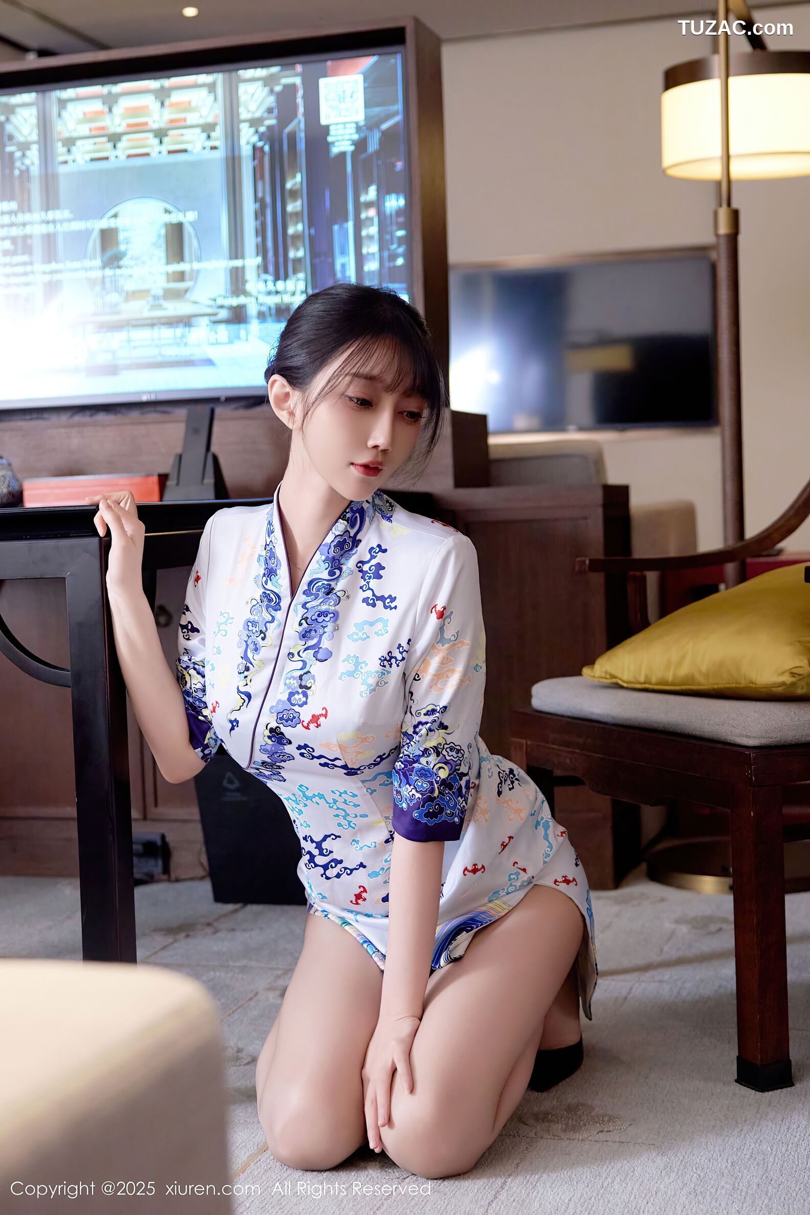 XiuRen秀人网-10741-玥儿玥er-白色蓝印花短旗袍肉丝诱惑-2025.09.08