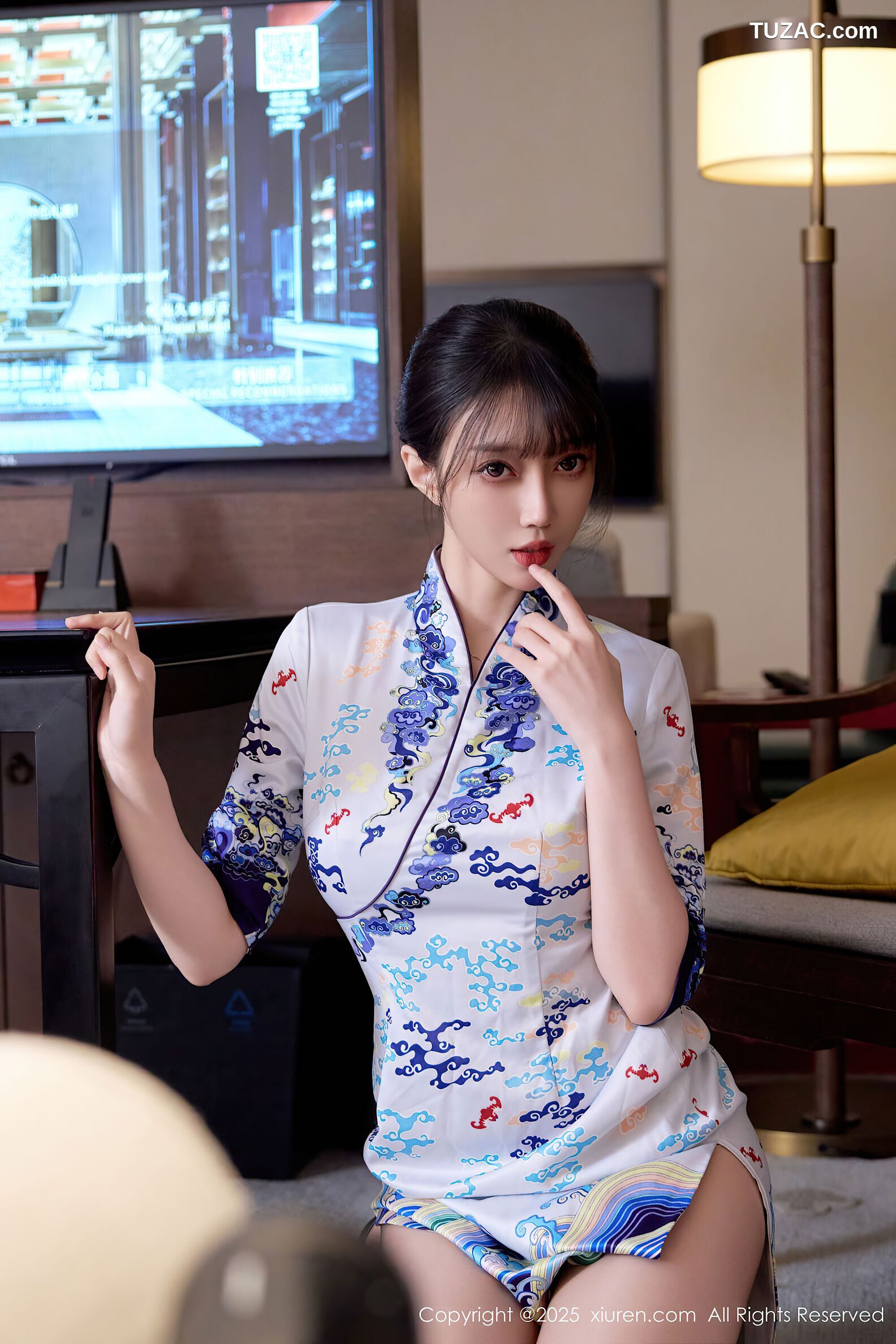 XiuRen秀人网-10741-玥儿玥er-白色蓝印花短旗袍肉丝诱惑-2025.09.08