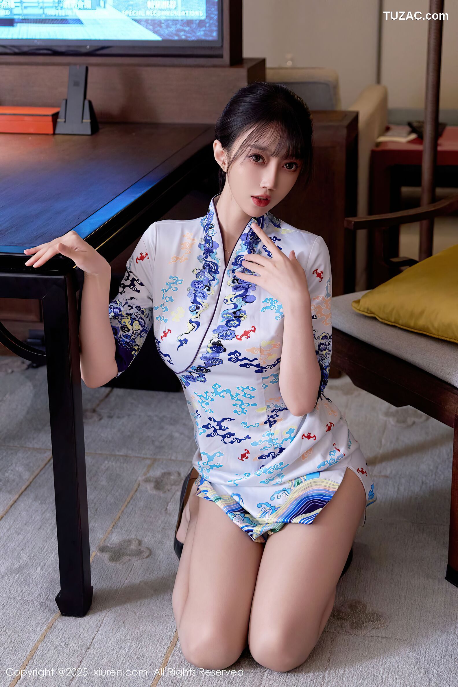 XiuRen秀人网-10741-玥儿玥er-白色蓝印花短旗袍肉丝诱惑-2025.09.08