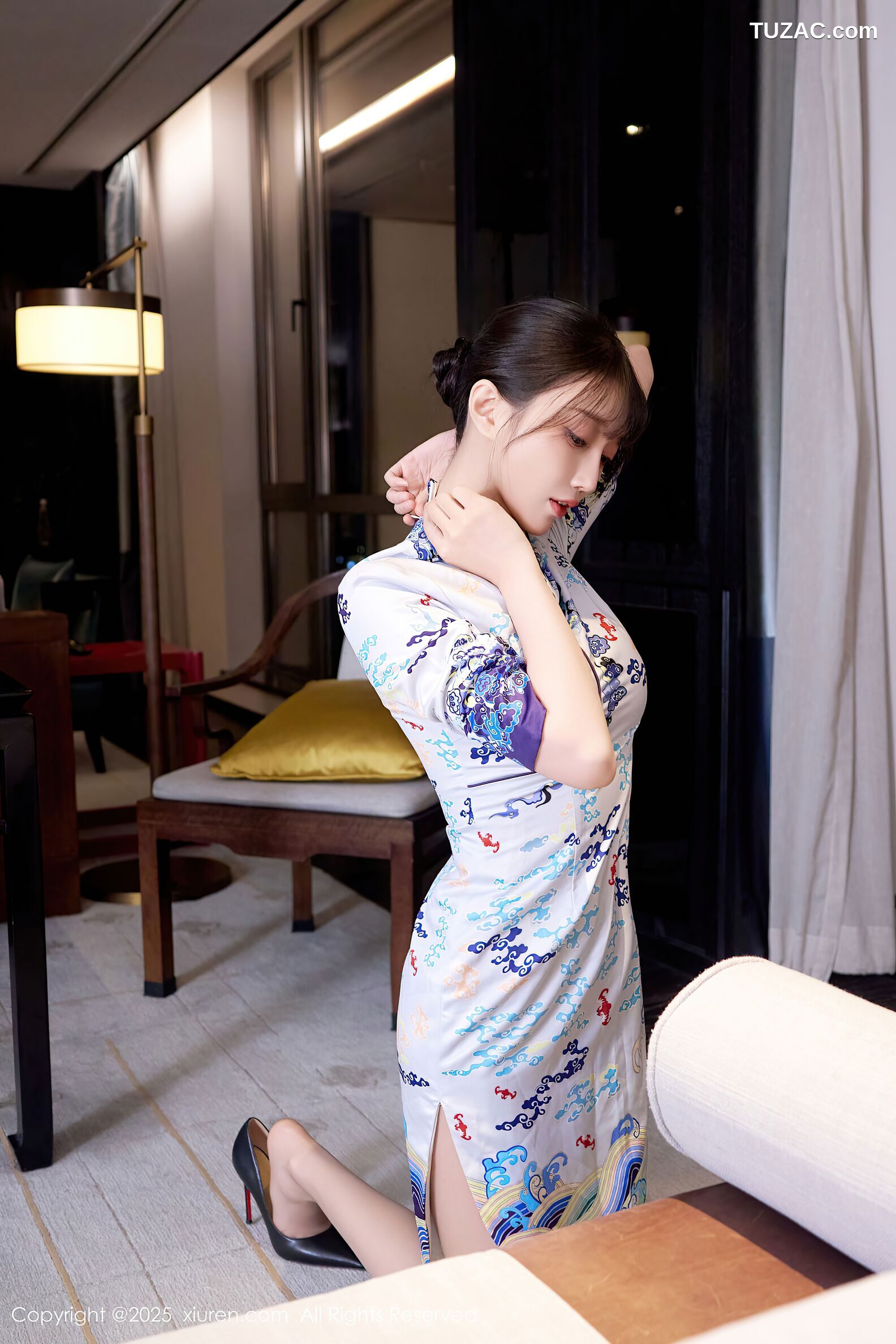 XiuRen秀人网-10741-玥儿玥er-白色蓝印花短旗袍肉丝诱惑-2025.09.08