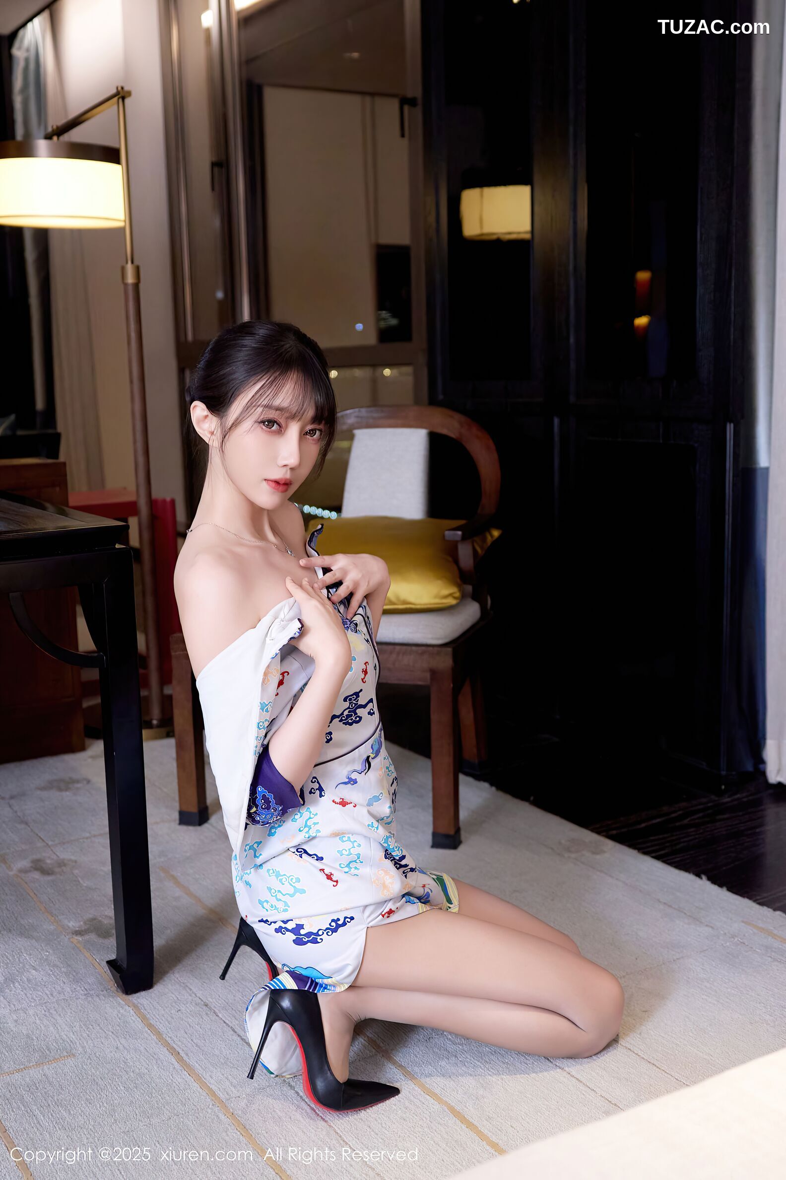 XiuRen秀人网-10741-玥儿玥er-白色蓝印花短旗袍肉丝诱惑-2025.09.08