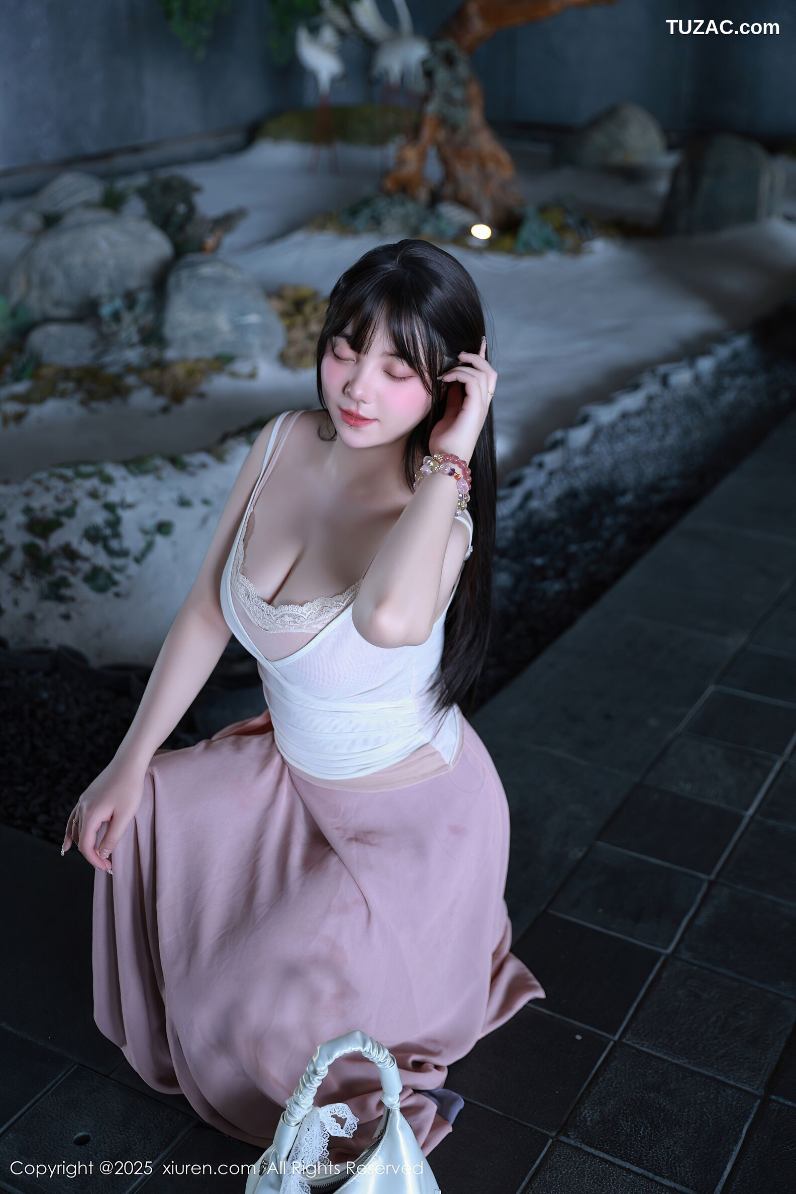 XiuRen秀人网-10746-软情-白色吊带粉色内衣曼妙身姿-2025.09.09