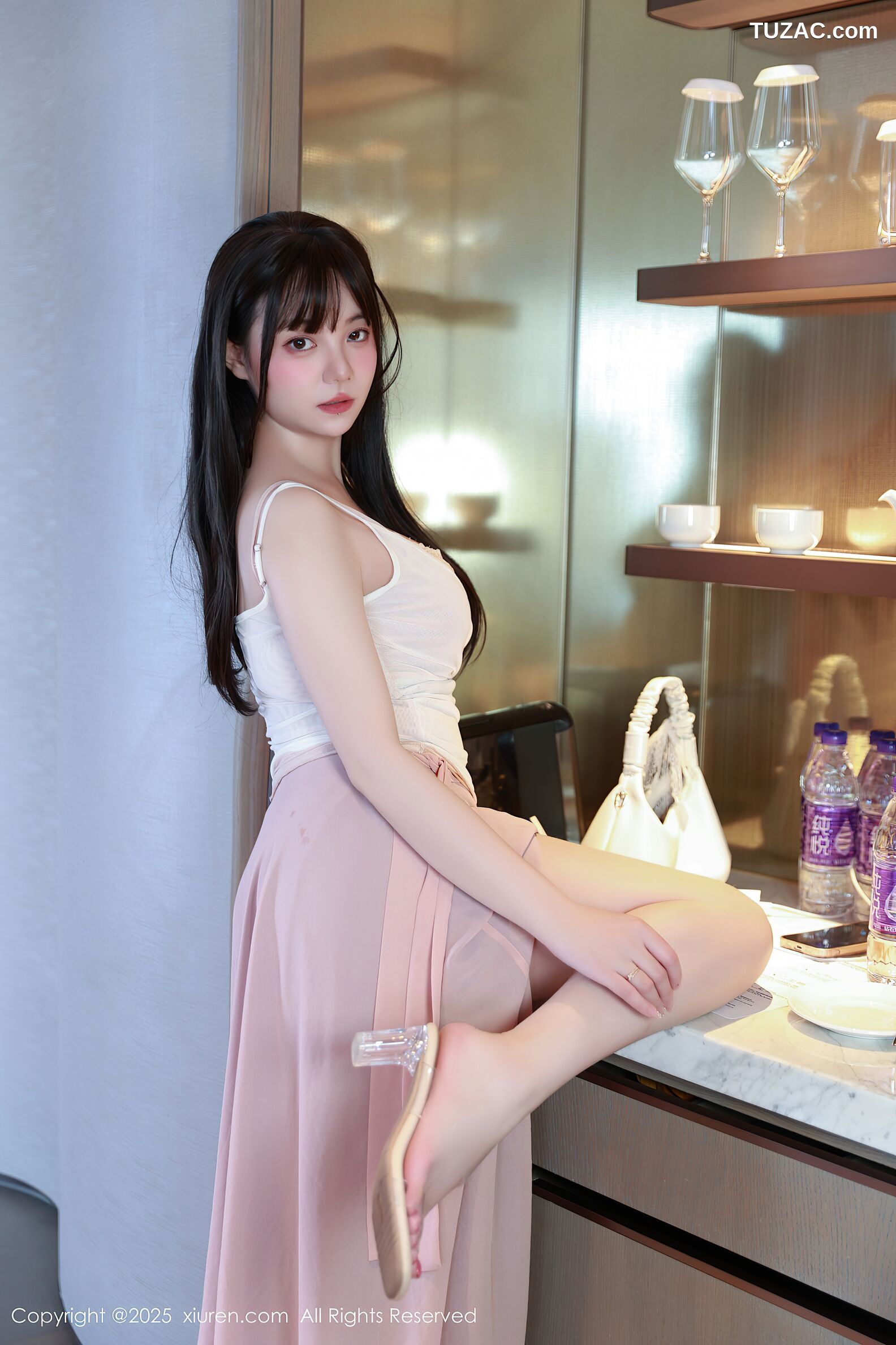 XiuRen秀人网-10746-软情-白色吊带粉色内衣曼妙身姿-2025.09.09