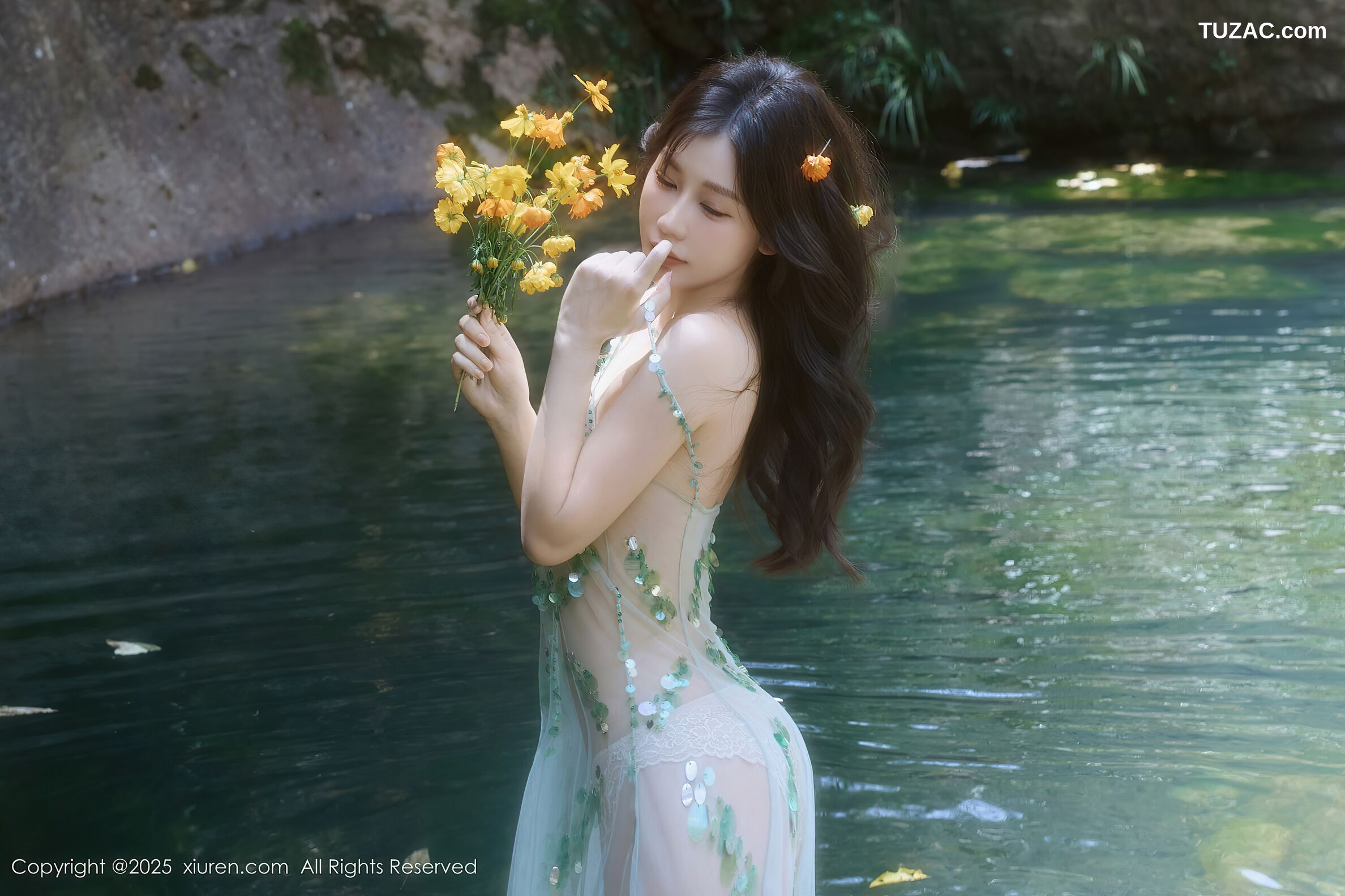 XiuRen秀人网-10756-尹甜甜-户外小溪场景淡绿轻透亮片纱裙爆乳-2025.09.11