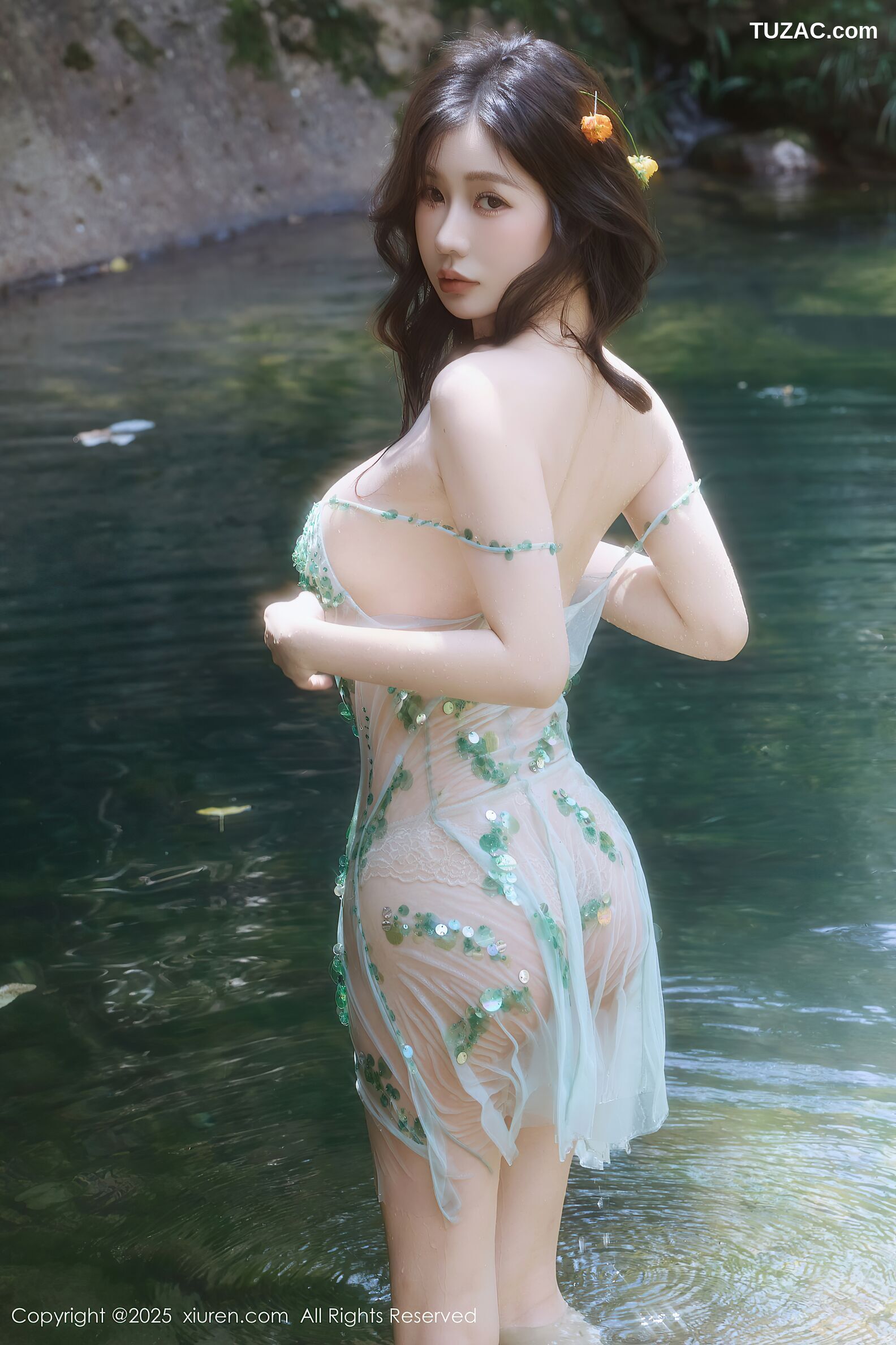 XiuRen秀人网-10756-尹甜甜-户外小溪场景淡绿轻透亮片纱裙爆乳-2025.09.11