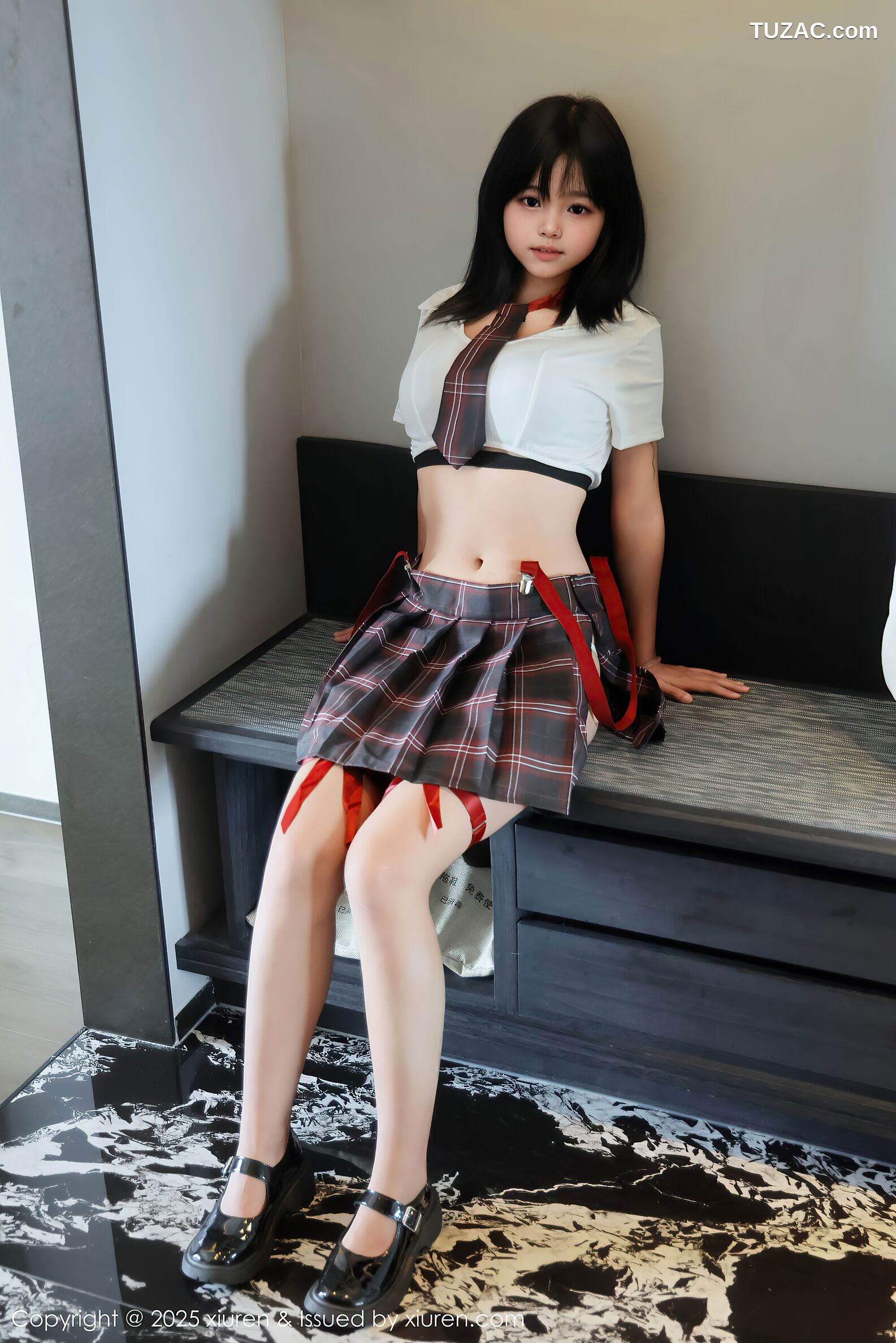 XiuRen秀人网-10774-小泠-童颜巨乳白色超短衬衫黑色格子裙黑内衣-2025.09.17