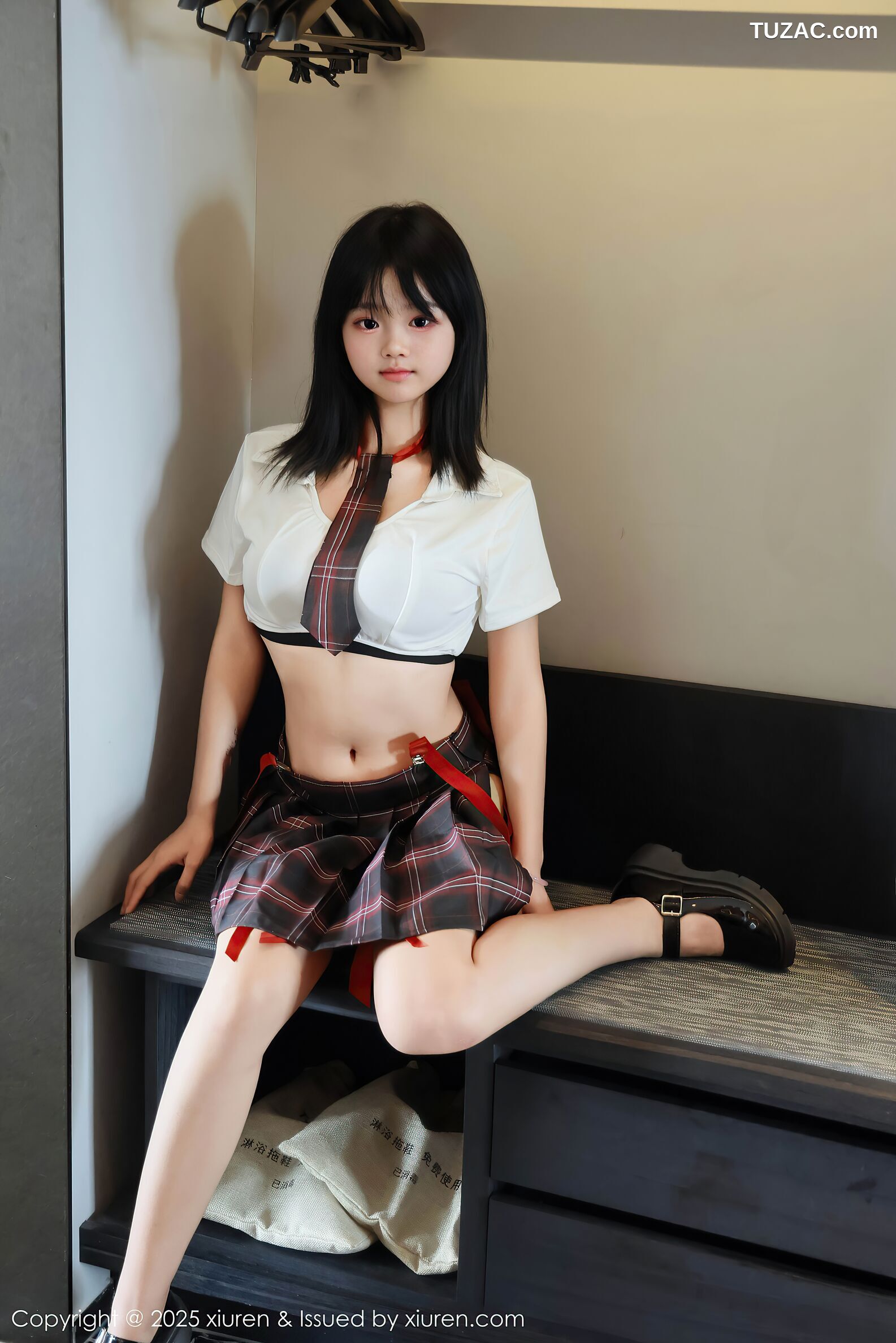 XiuRen秀人网-10774-小泠-童颜巨乳白色超短衬衫黑色格子裙黑内衣-2025.09.17