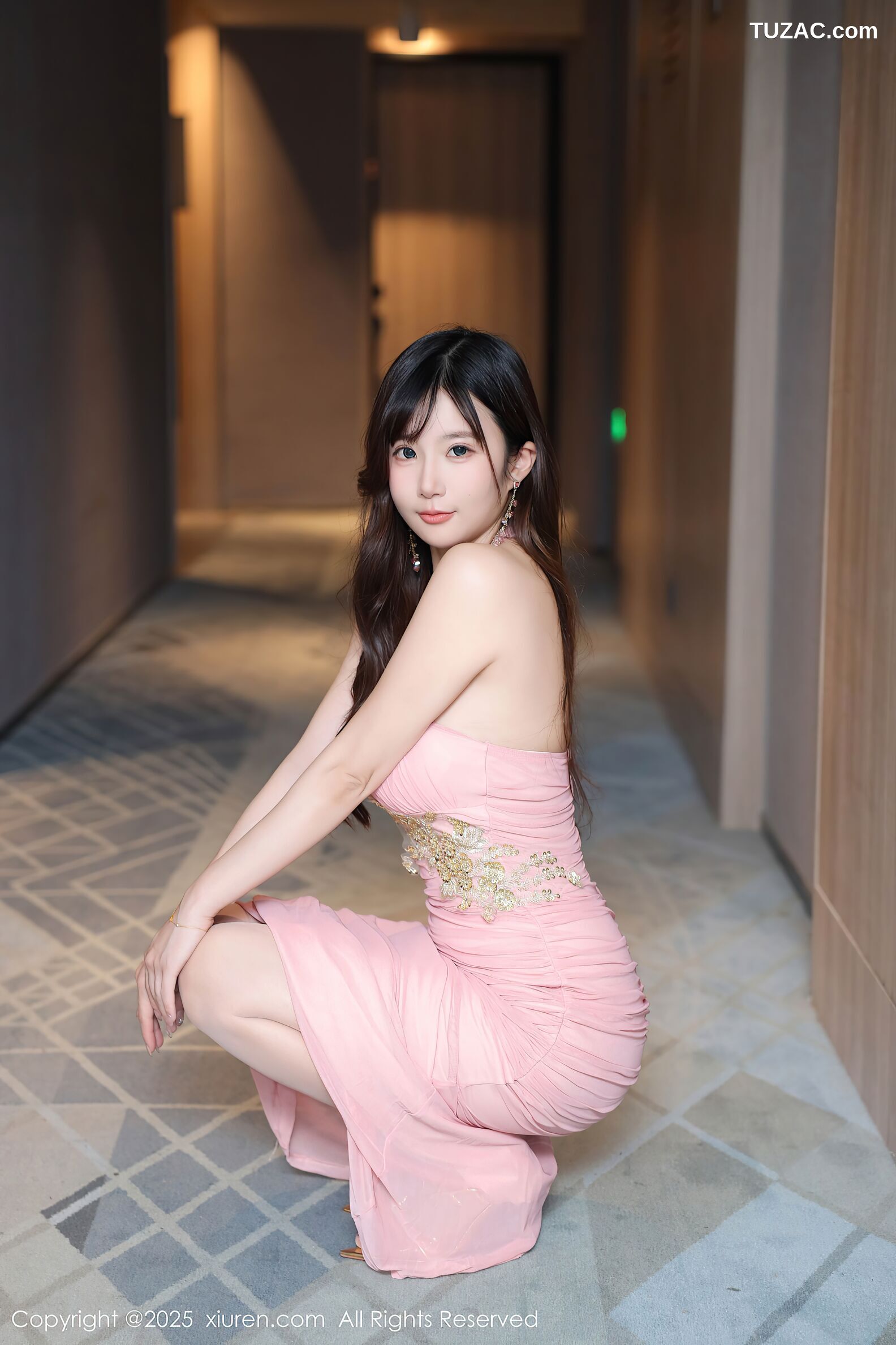 XiuRen秀人网-10786-小肉肉咪-巨乳粉色连衣长裙-2025.09.19