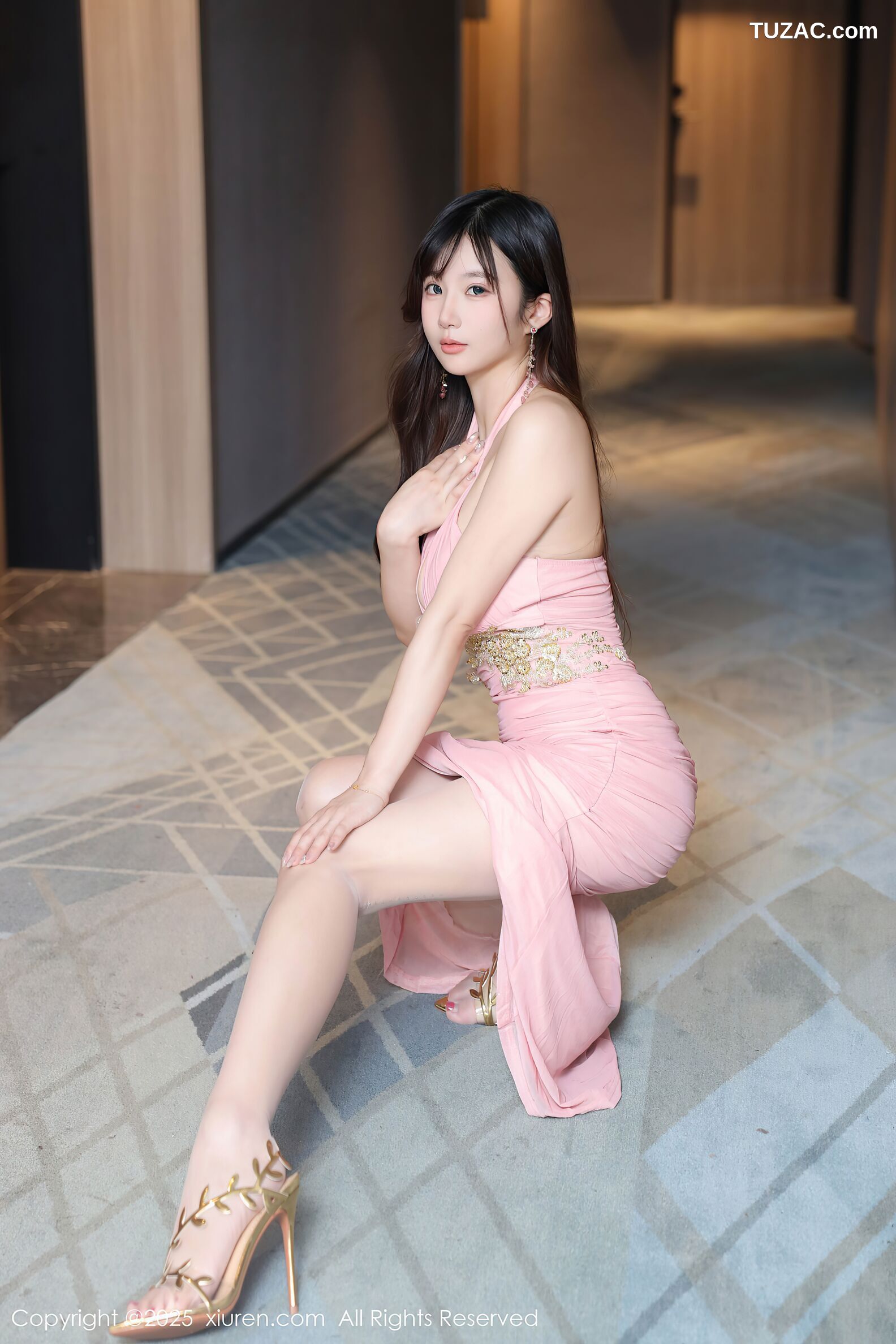 XiuRen秀人网-10786-小肉肉咪-巨乳粉色连衣长裙-2025.09.19