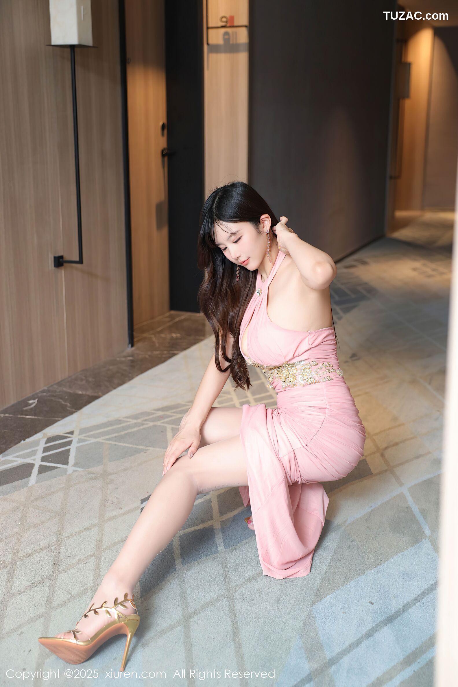 XiuRen秀人网-10786-小肉肉咪-巨乳粉色连衣长裙-2025.09.19