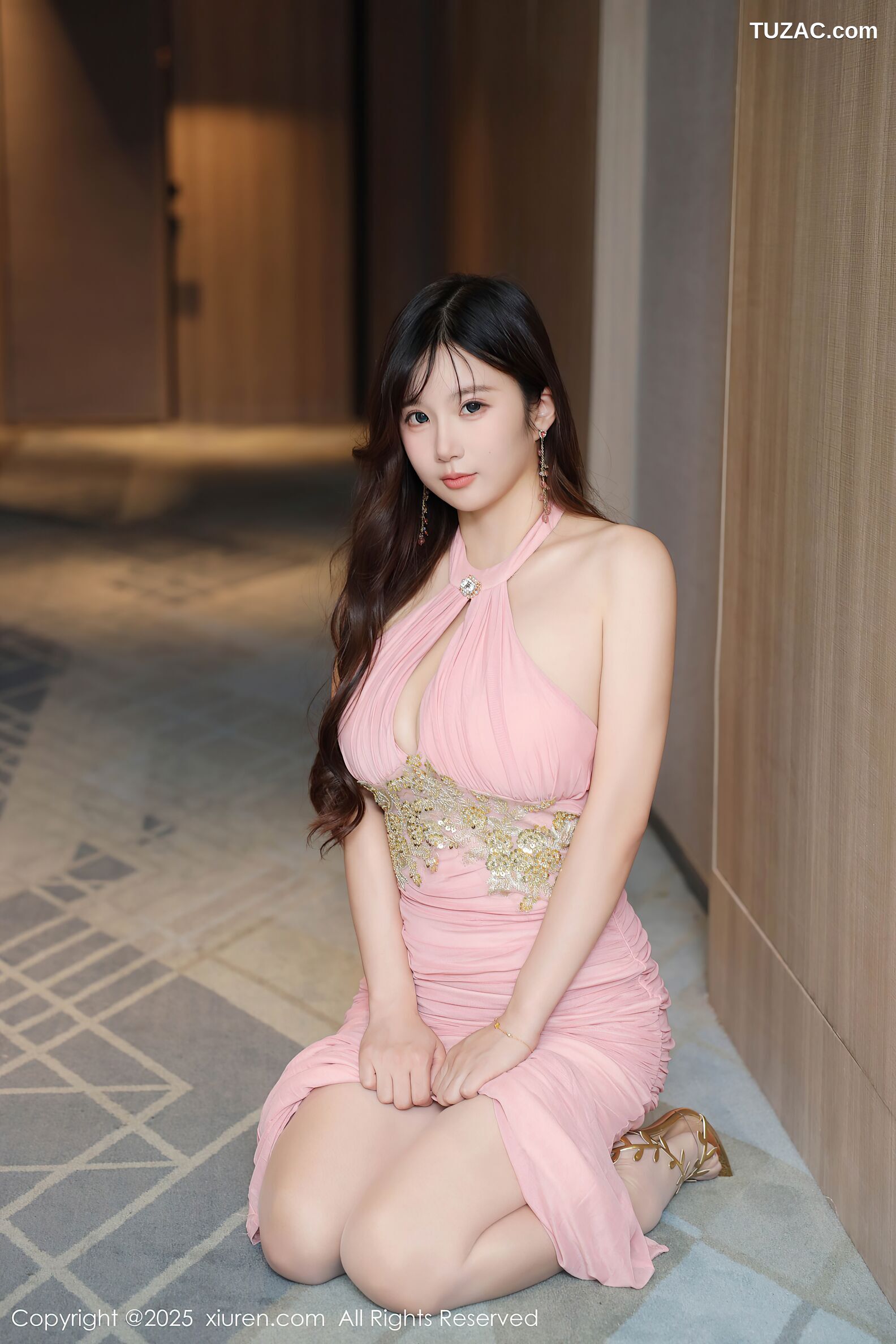 XiuRen秀人网-10786-小肉肉咪-巨乳粉色连衣长裙-2025.09.19