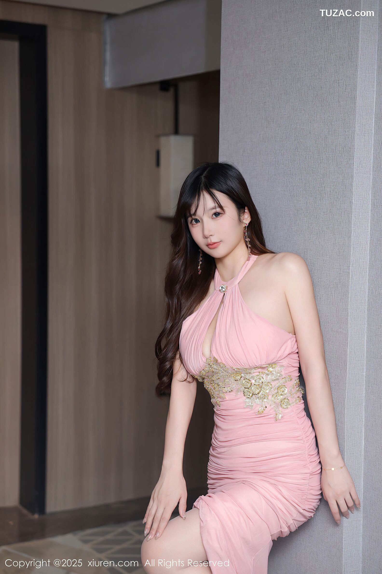 XiuRen秀人网-10786-小肉肉咪-巨乳粉色连衣长裙-2025.09.19